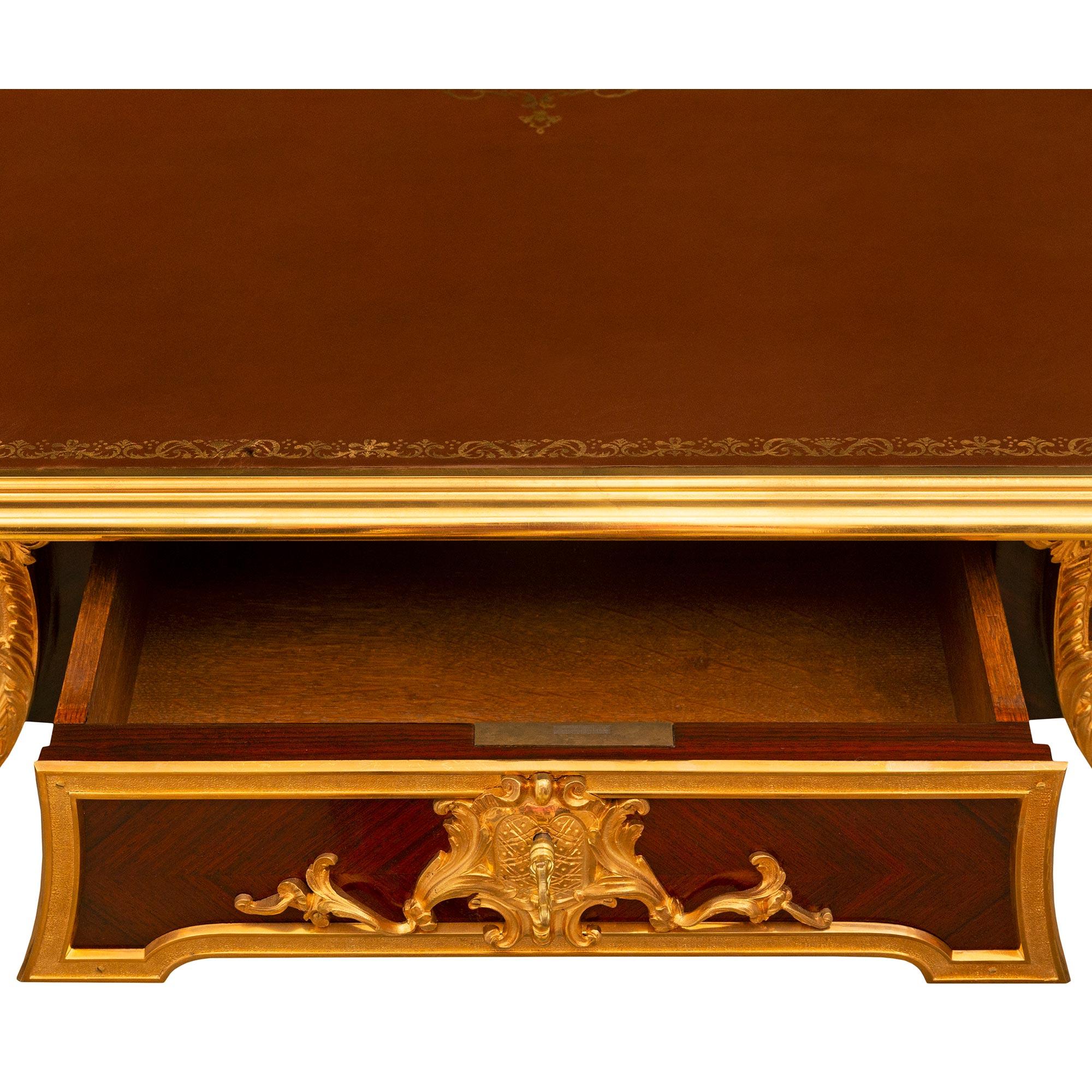 Bureau en bois de roi et bronze doré de style Louis XV du XIXe siècle en vente 4
