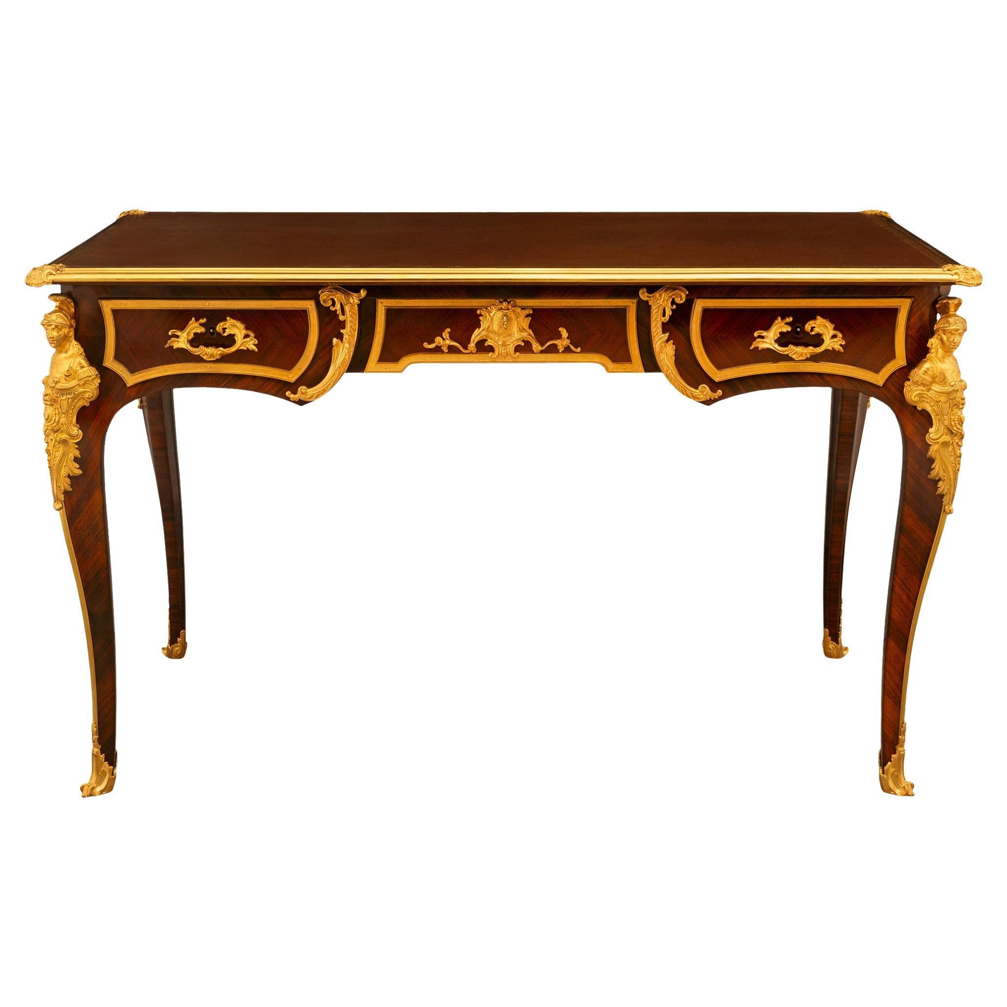 Bureau en bois de roi et bronze doré de style Louis XV du XIXe siècle en vente