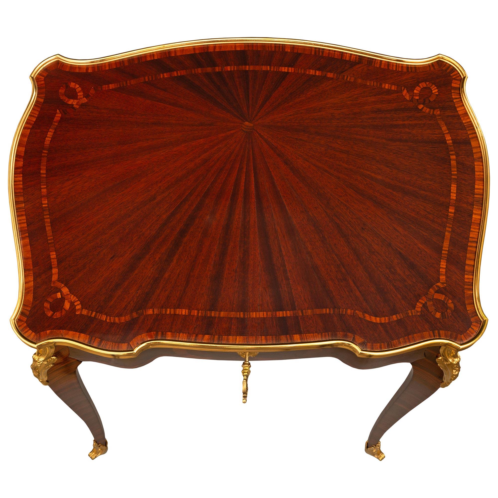 Französischer Beistelltisch aus Veilchenholz, Tulpenholz und Goldbronze im Stil Louis XV. des 19. Jahrhunderts im Angebot 7