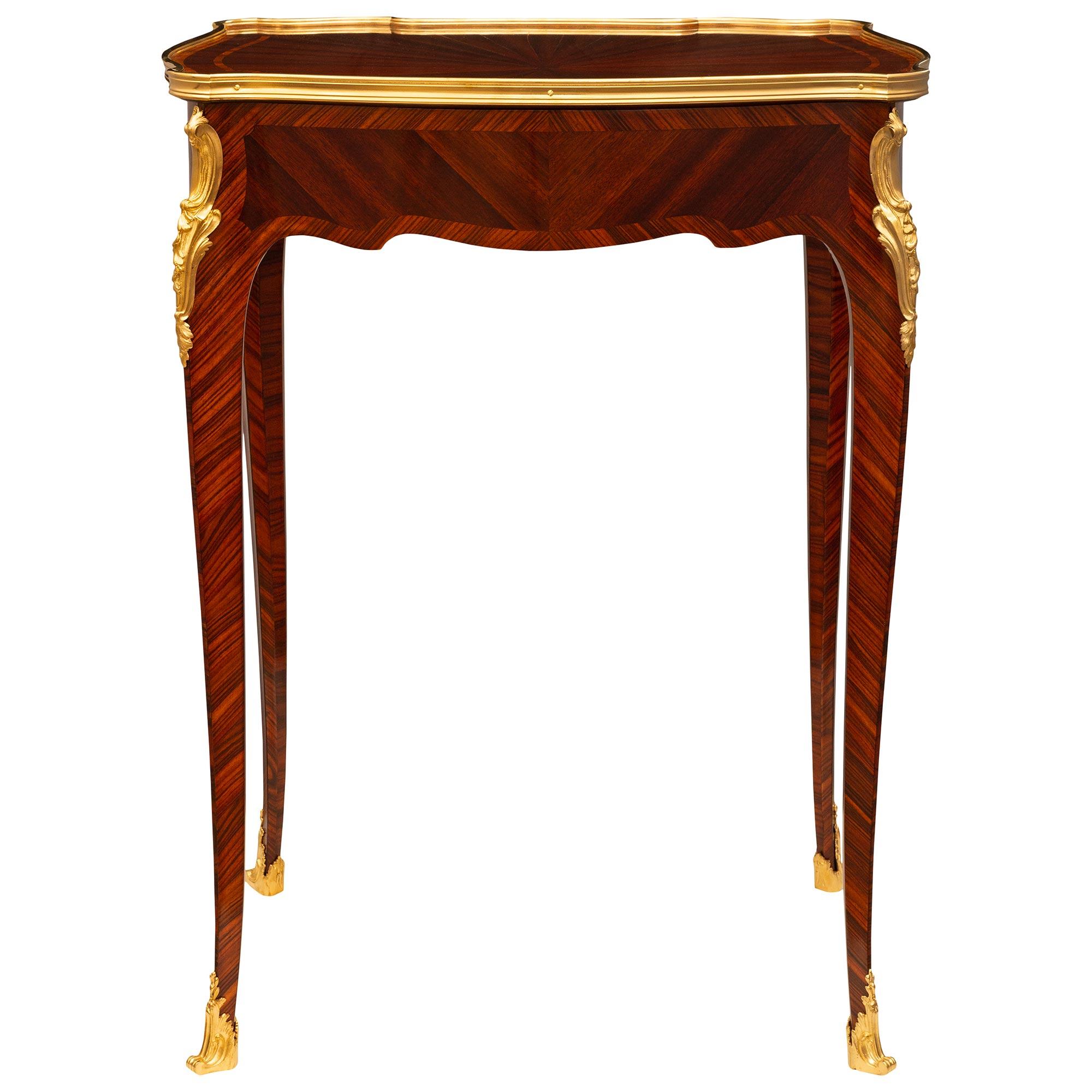 Französischer Beistelltisch aus Veilchenholz, Tulpenholz und Goldbronze im Stil Louis XV. des 19. Jahrhunderts im Angebot 8