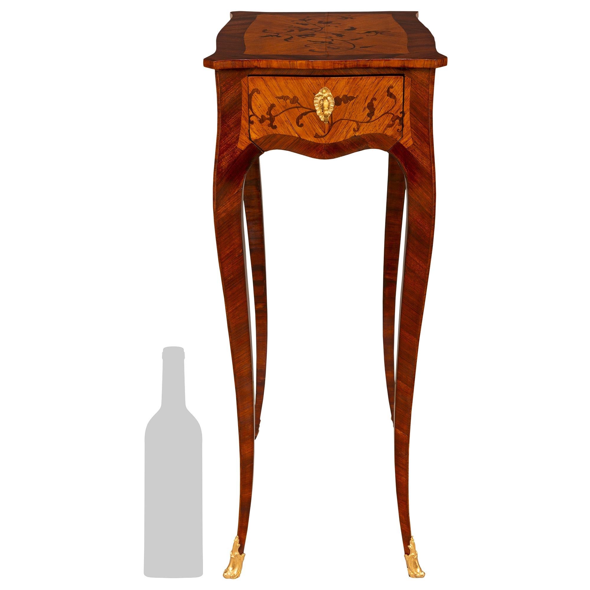 Charmante table d'appoint en bois de roi, tulipier et bronze doré de style Louis XV du XIXe siècle.