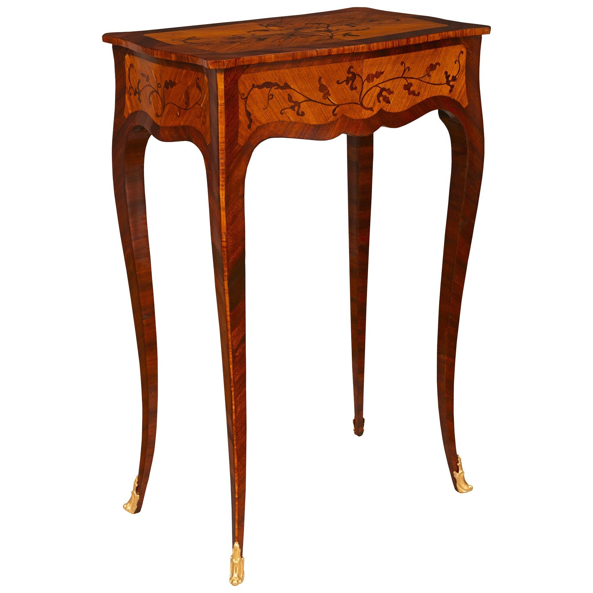Français Table d'appoint en bois de roi, tulipier et bronze doré de style Louis XV du 19e siècle français en vente