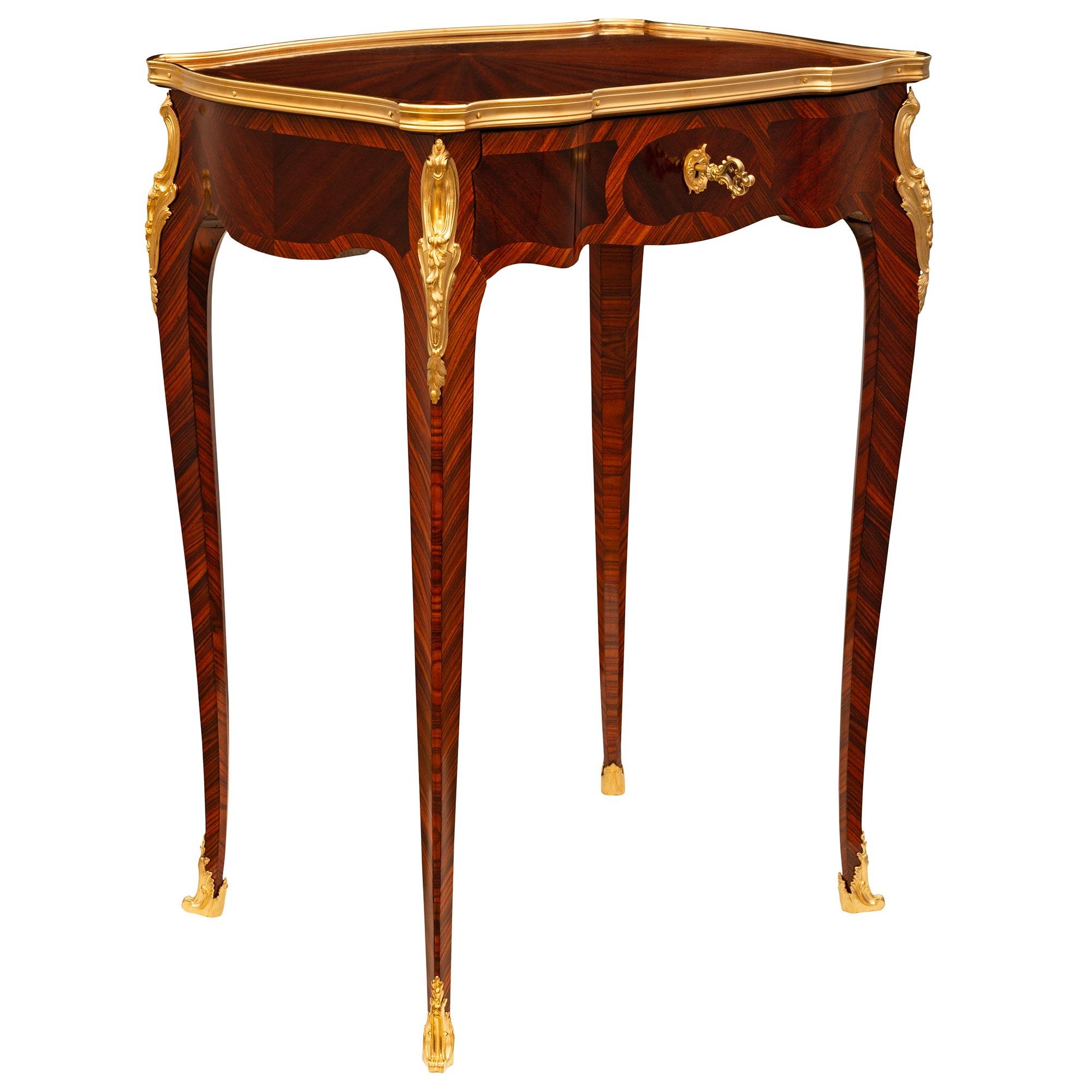 Französischer Beistelltisch aus Veilchenholz, Tulpenholz und Goldbronze im Stil Louis XV. des 19. Jahrhunderts im Zustand „Gut“ im Angebot in West Palm Beach, FL
