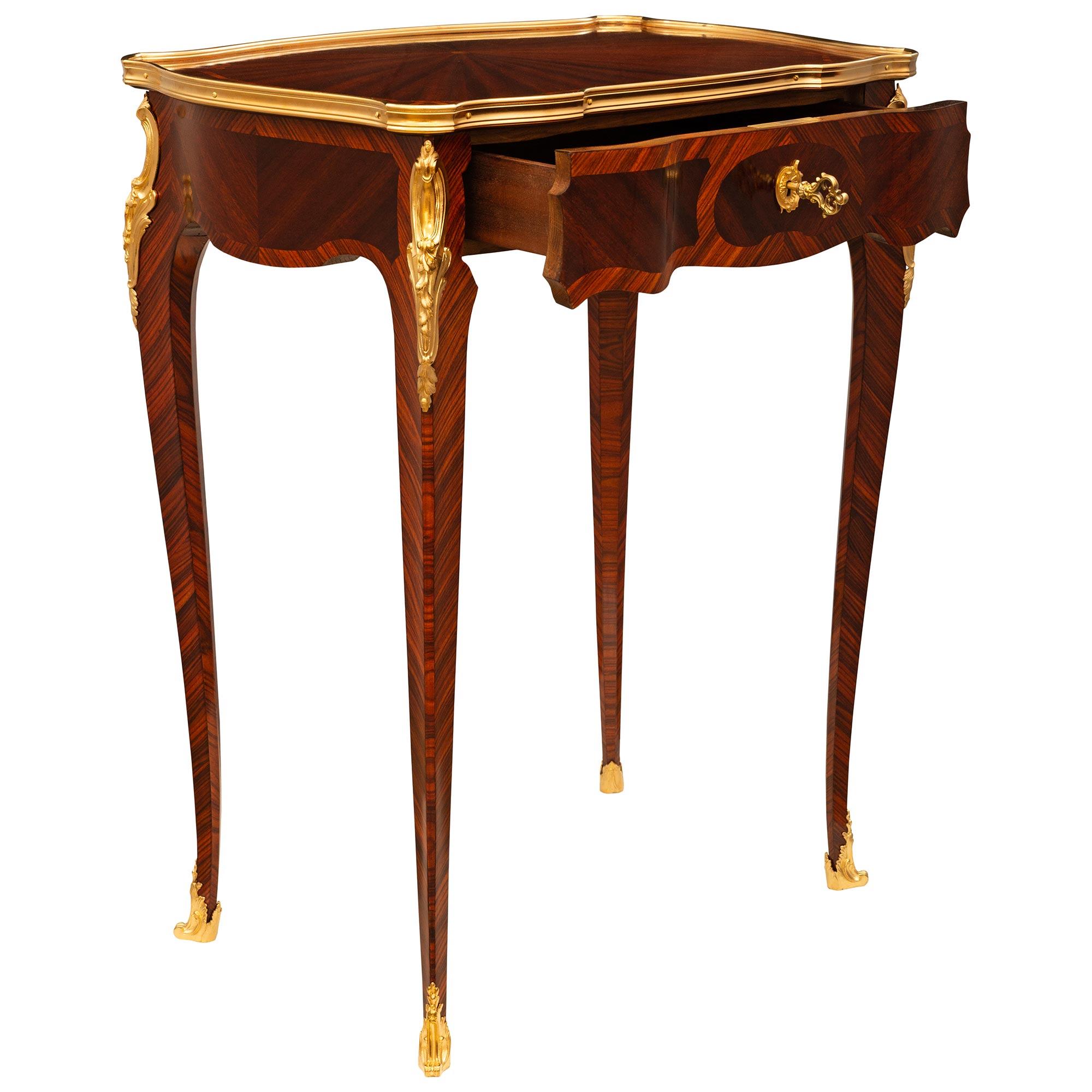 Französischer Beistelltisch aus Veilchenholz, Tulpenholz und Goldbronze im Stil Louis XV. des 19. Jahrhunderts im Angebot 1