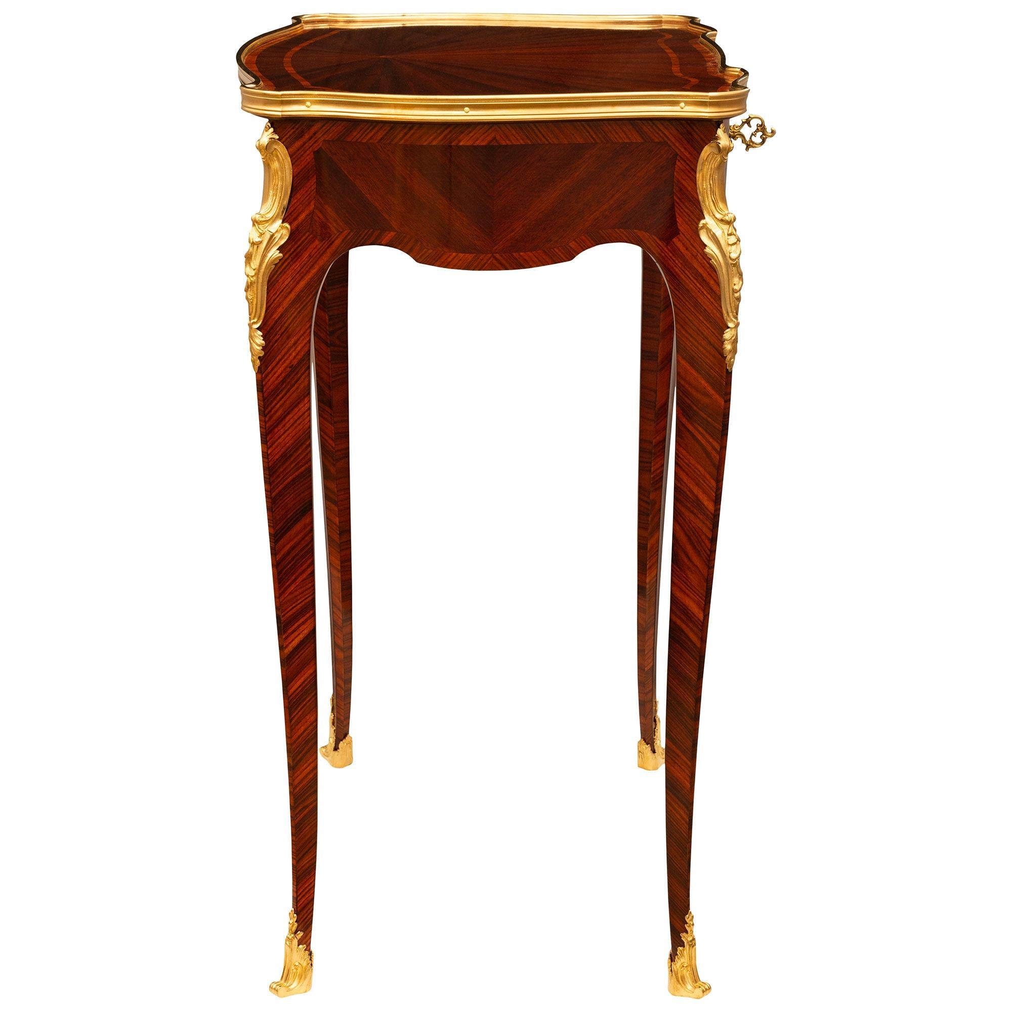 Französischer Beistelltisch aus Veilchenholz, Tulpenholz und Goldbronze im Stil Louis XV. des 19. Jahrhunderts im Angebot 2