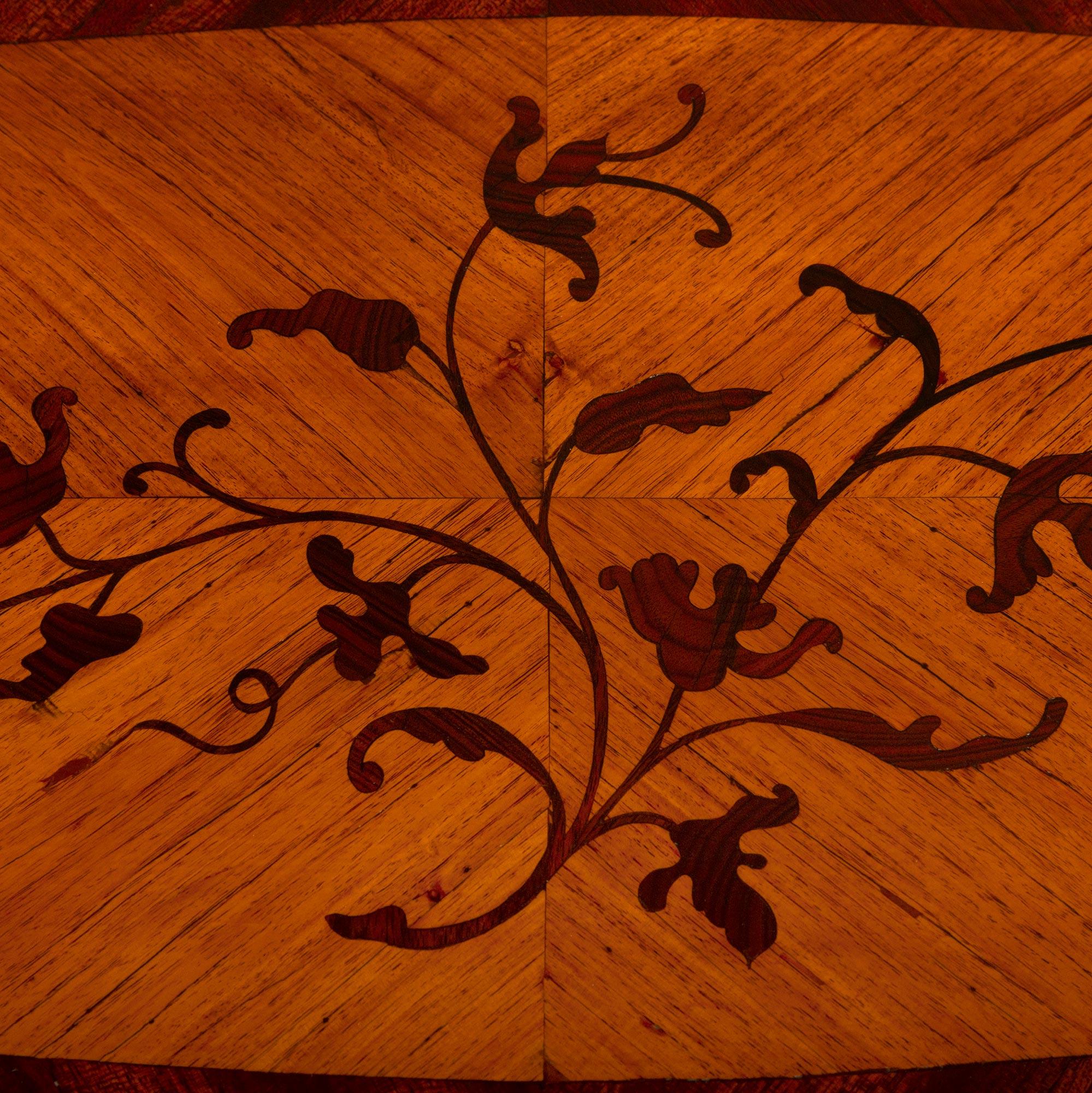 Bronze doré Table d'appoint en bois de roi, tulipier et bronze doré de style Louis XV du 19e siècle français en vente