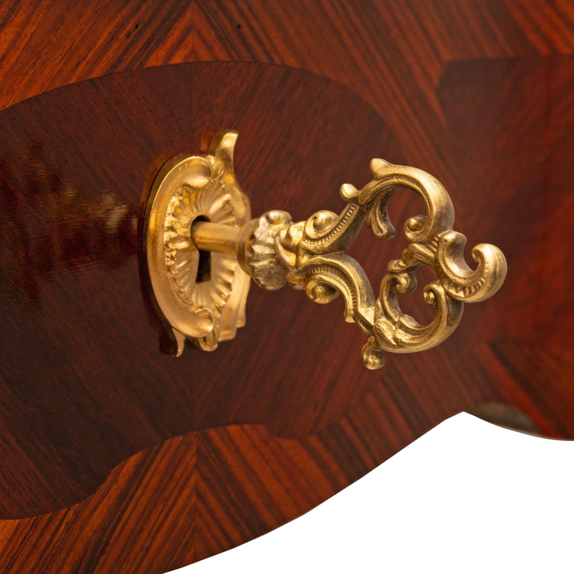 Französischer Beistelltisch aus Veilchenholz, Tulpenholz und Goldbronze im Stil Louis XV. des 19. Jahrhunderts im Angebot 4