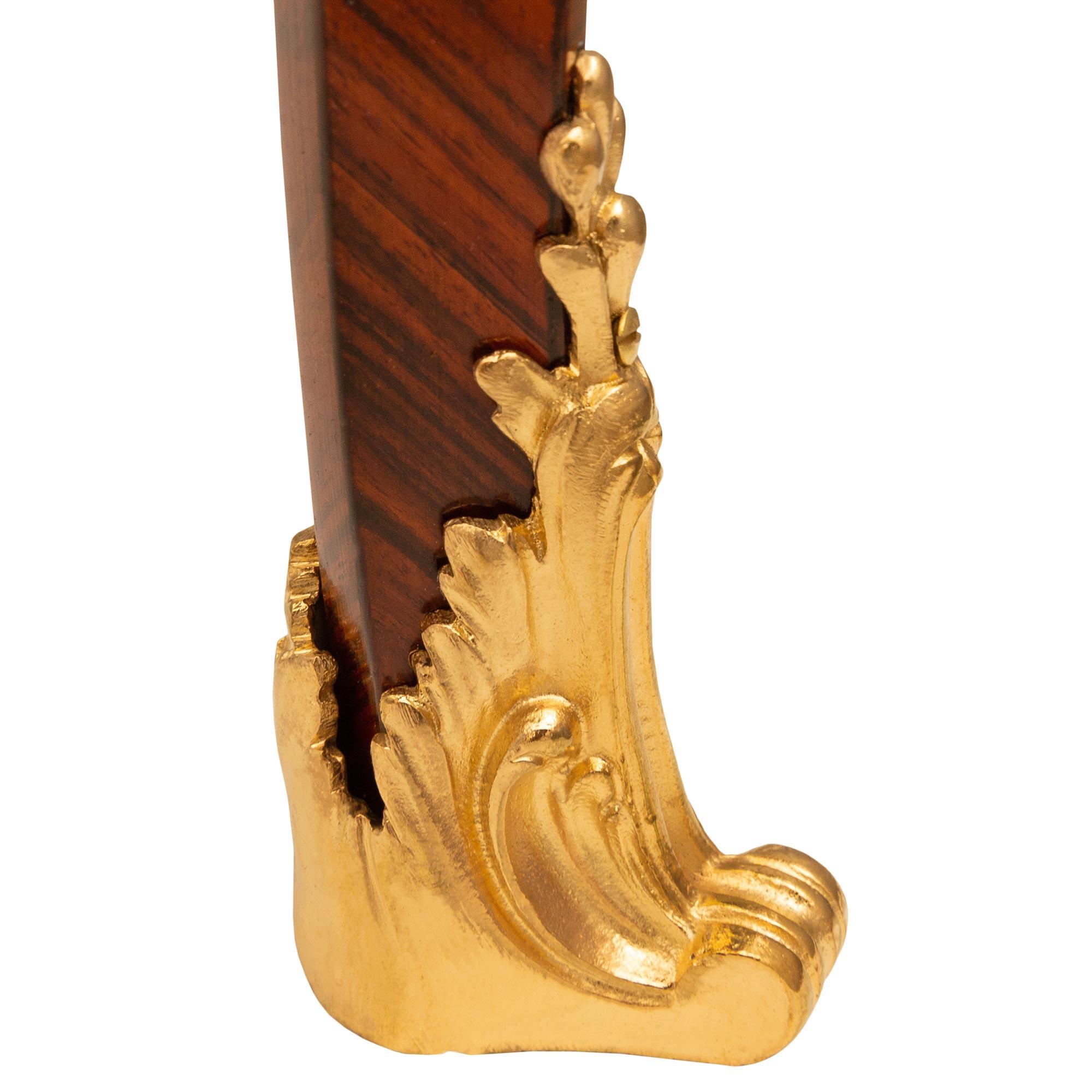 Französischer Beistelltisch aus Veilchenholz, Tulpenholz und Goldbronze im Stil Louis XV. des 19. Jahrhunderts im Angebot 6