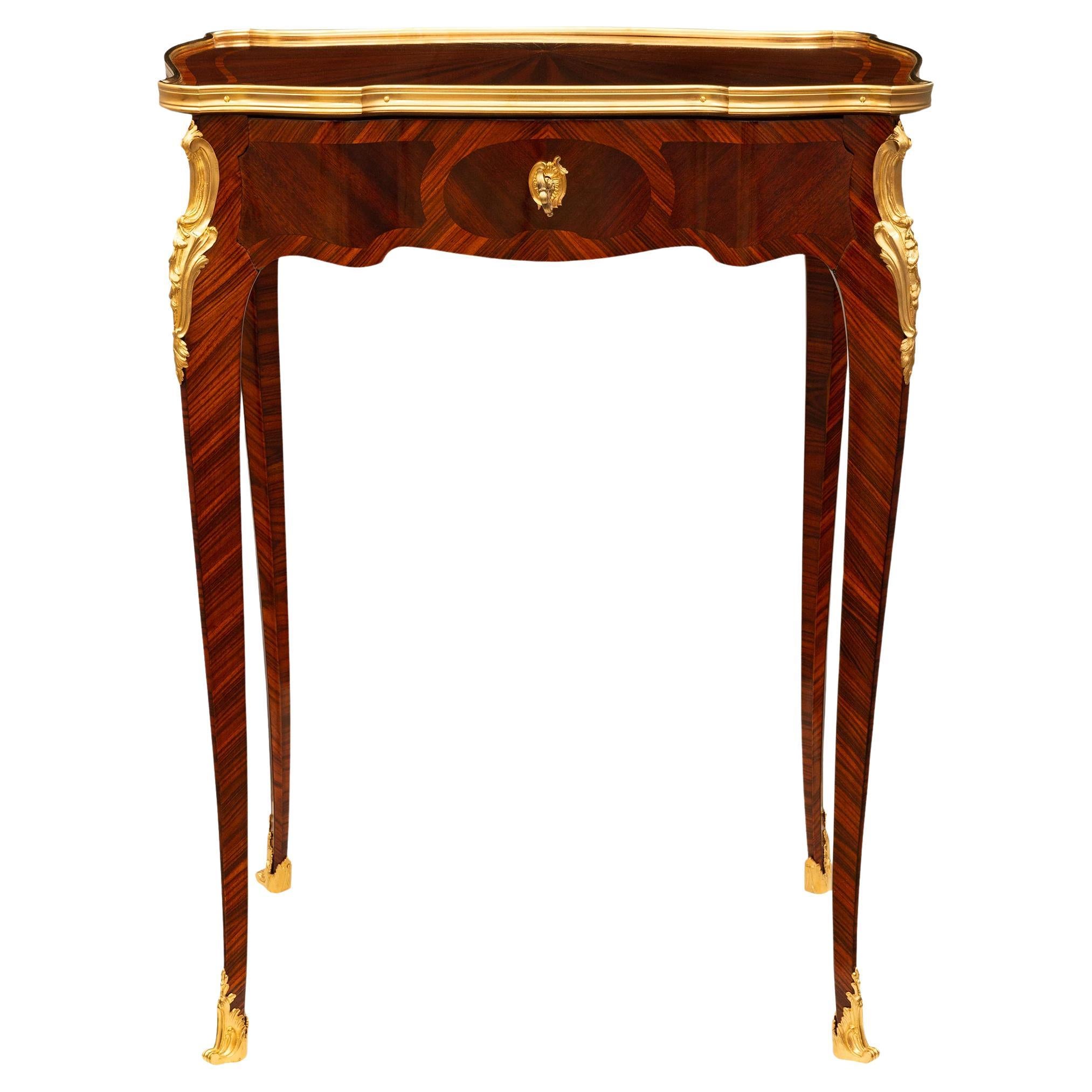Französischer Beistelltisch aus Veilchenholz, Tulpenholz und Goldbronze im Stil Louis XV. des 19. Jahrhunderts