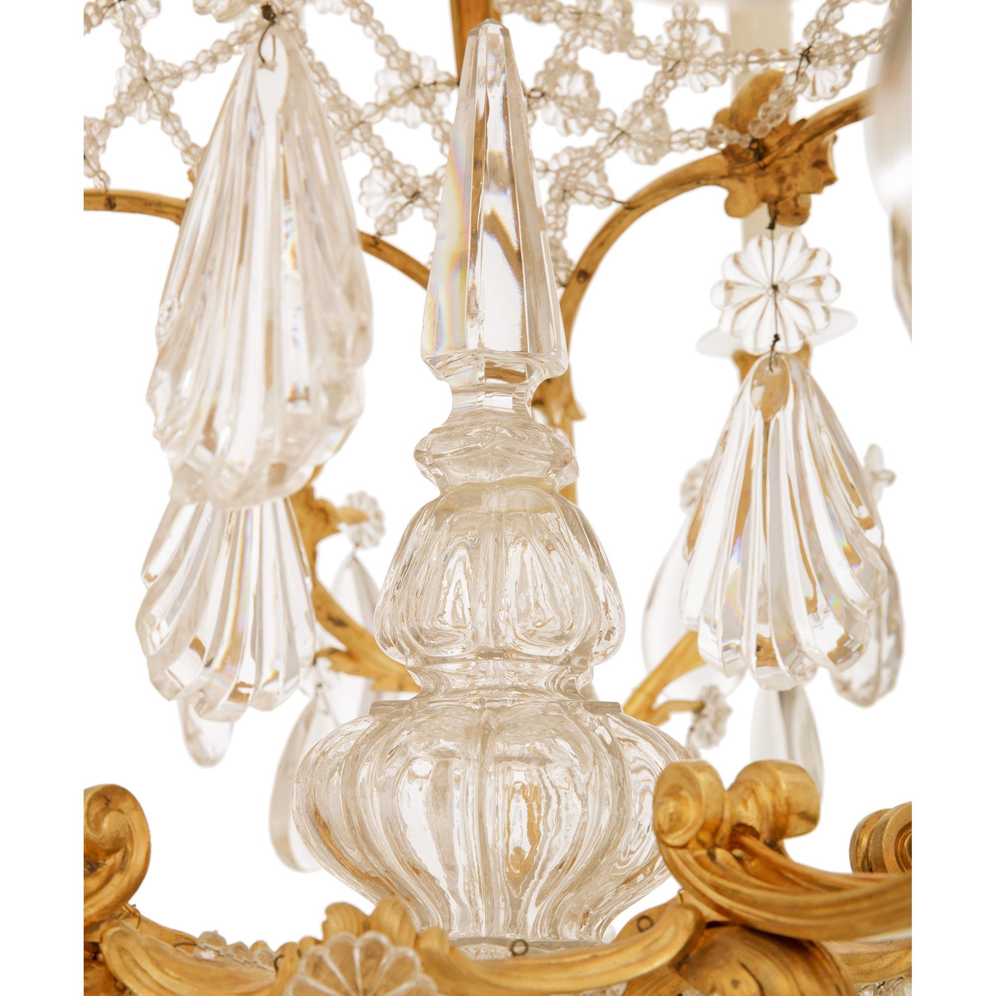 Lámpara de araña francesa del siglo XIX de estilo Luis XV, de Ormolu y cristal de Baccarat en venta 2