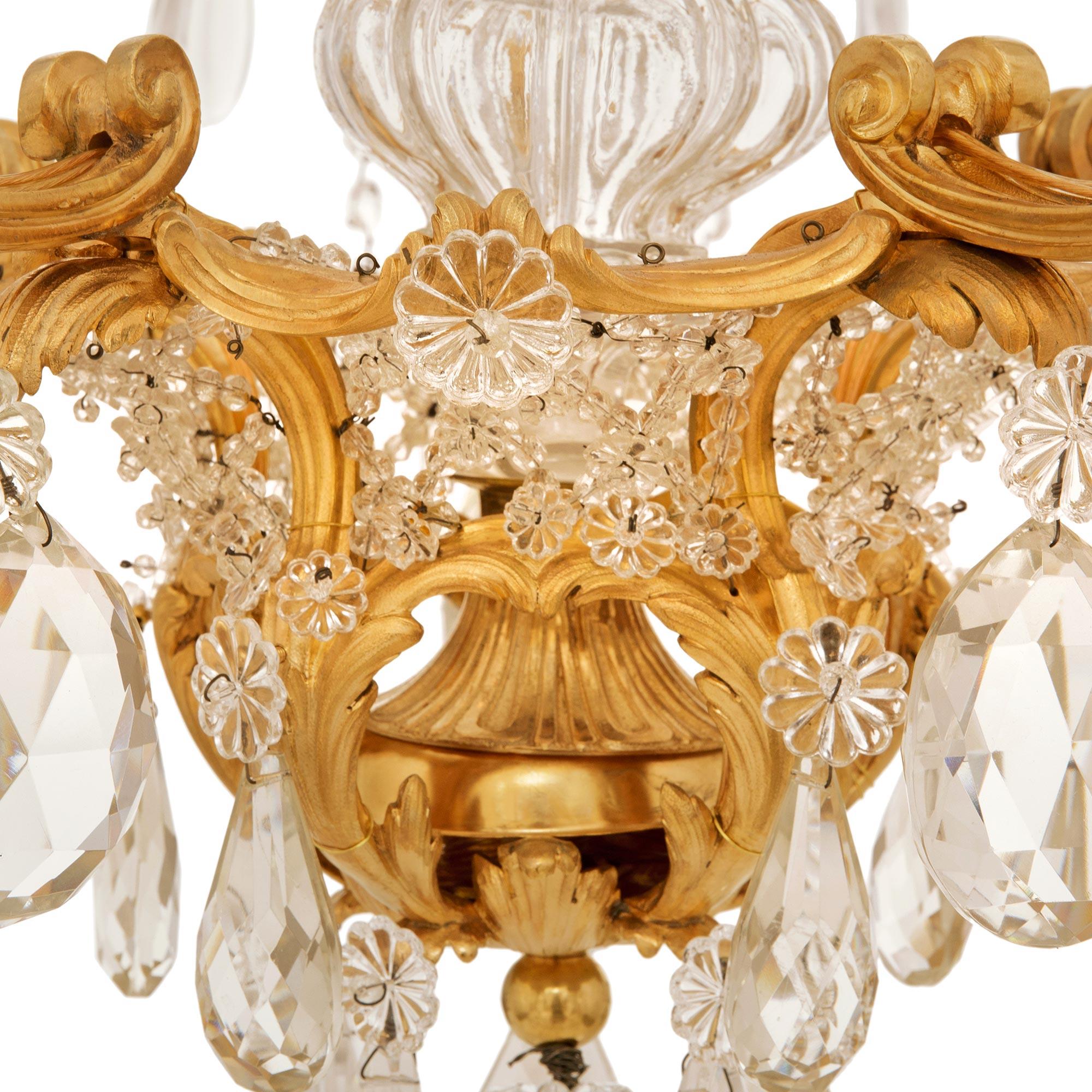 Lámpara de araña francesa del siglo XIX de estilo Luis XV, de Ormolu y cristal de Baccarat en venta 3