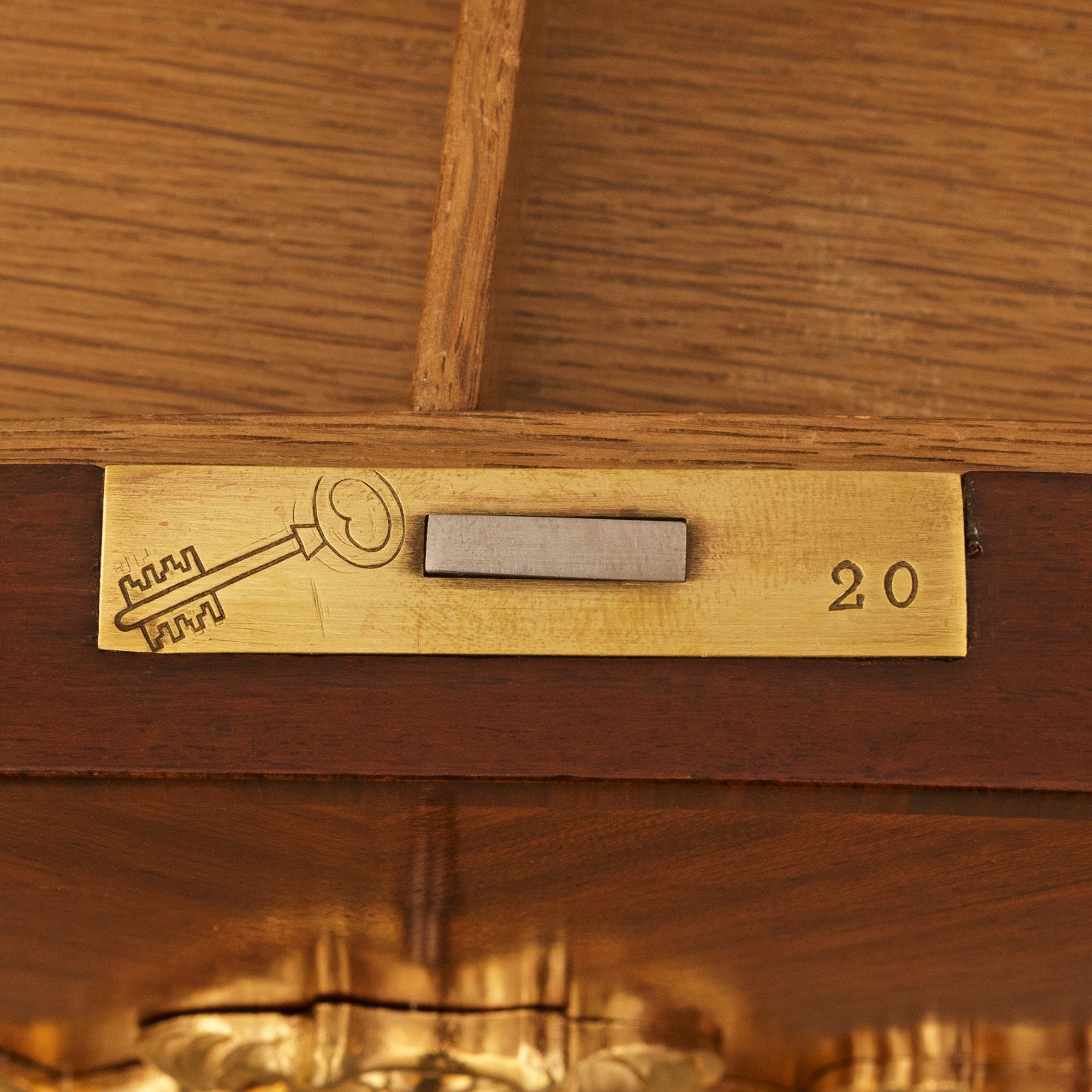 Escritorio francés del siglo XIX de madera de tulipán y ormolu de estilo Luis XV en venta 5