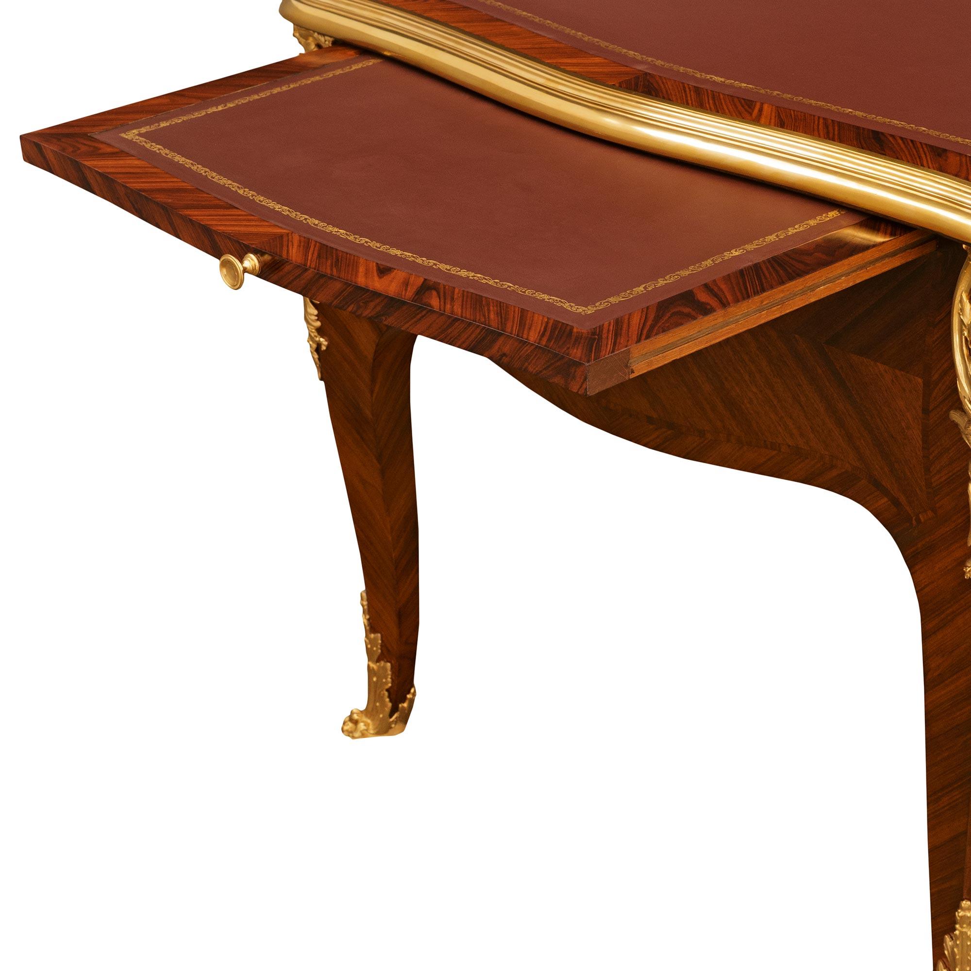 Escritorio francés del siglo XIX de madera de tulipán y ormolu de estilo Luis XV en venta 6