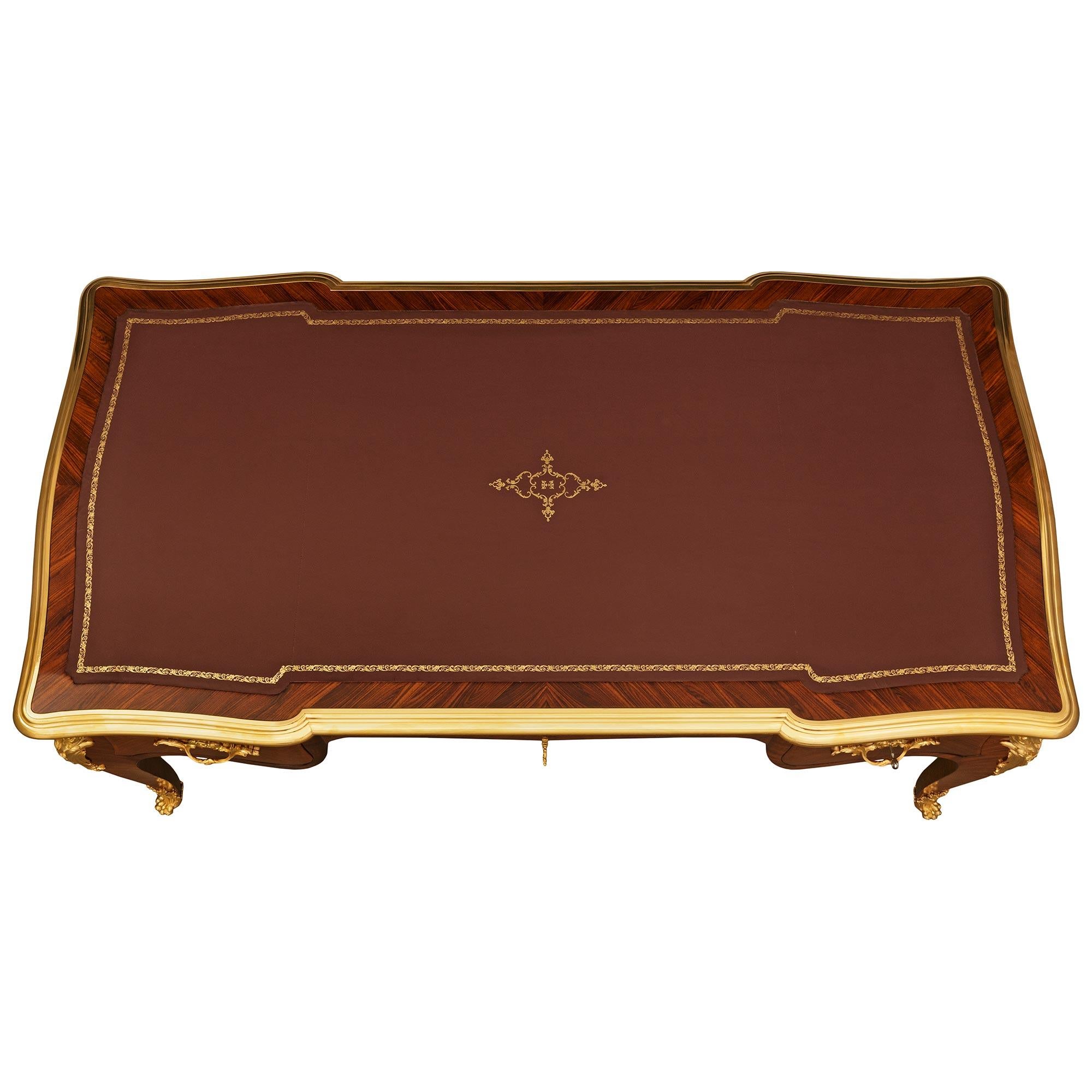Escritorio francés del siglo XIX de madera de tulipán y ormolu de estilo Luis XV en venta 8
