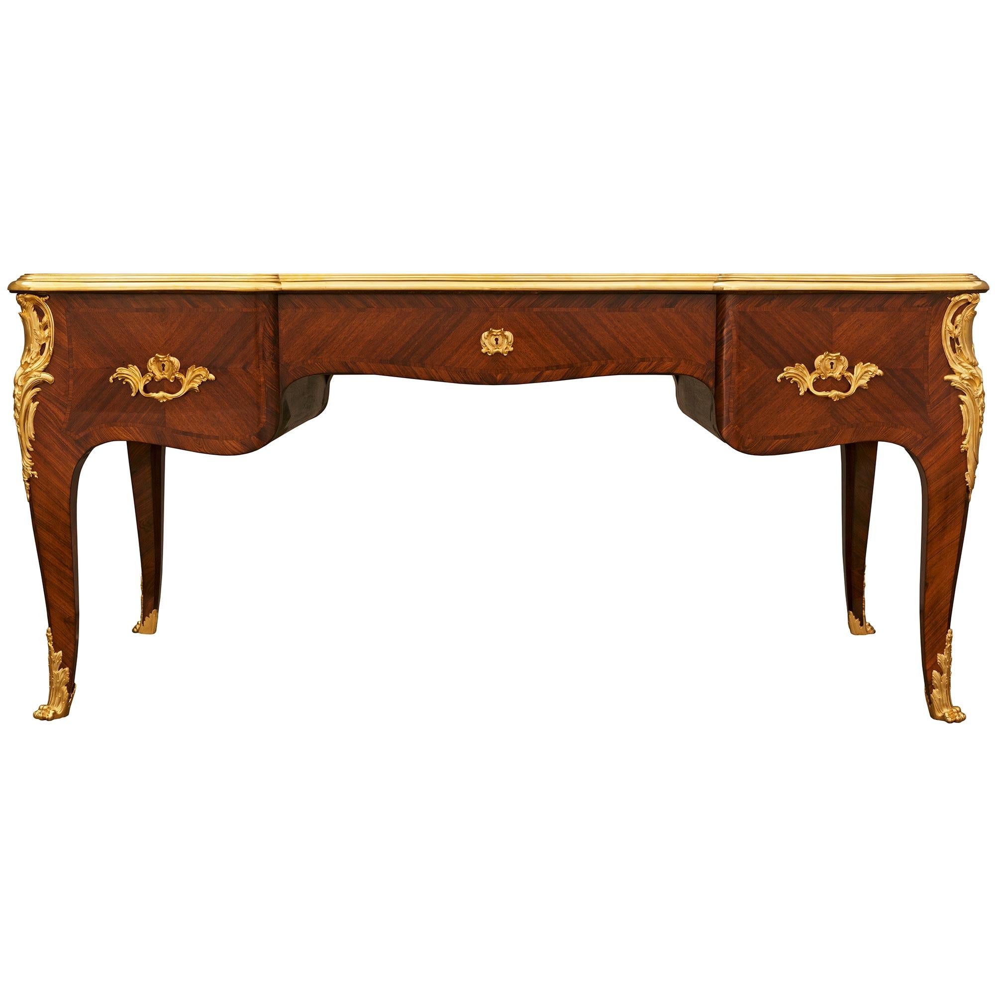 Escritorio francés del siglo XIX de madera de tulipán y ormolu de estilo Luis XV en venta 10