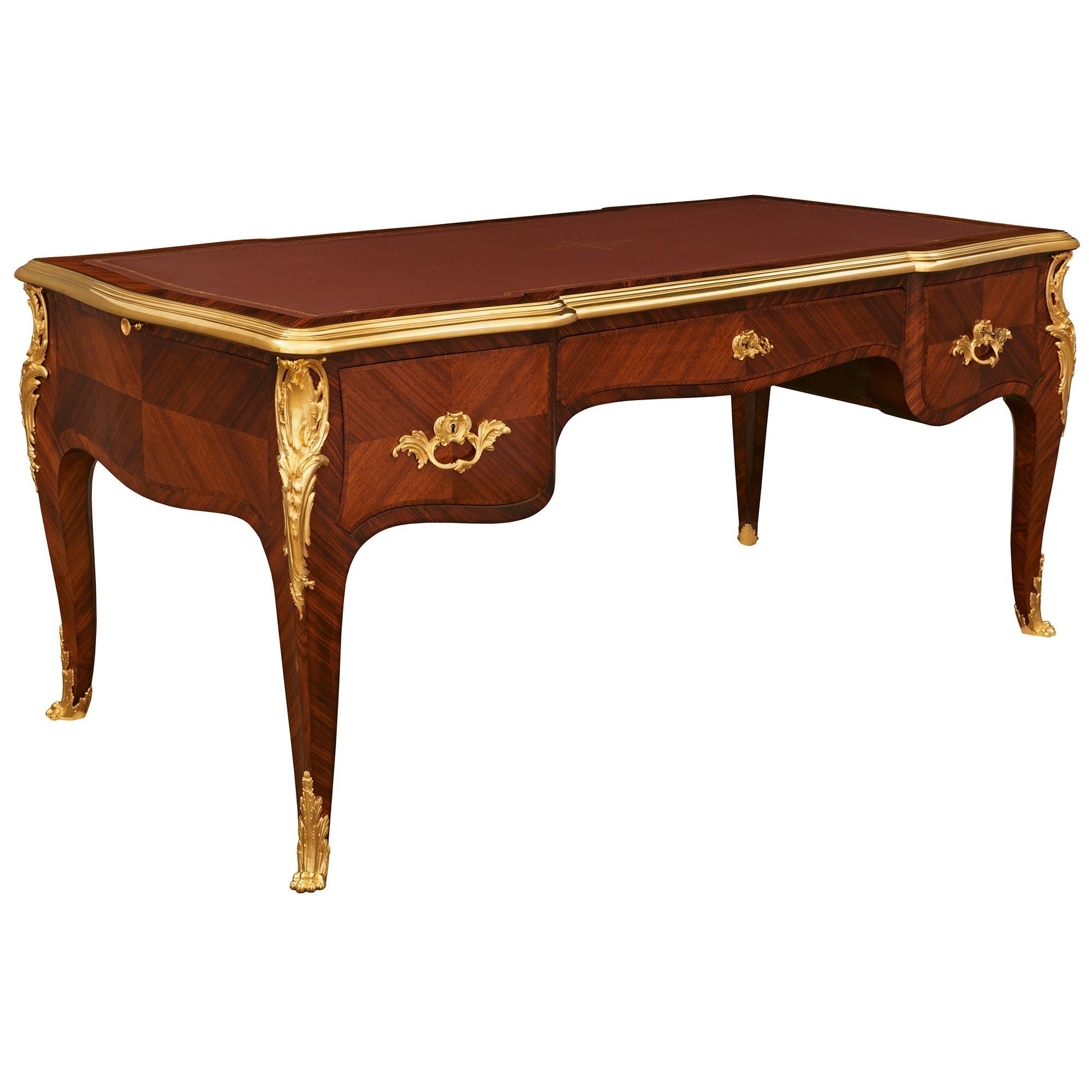 Escritorio francés del siglo XIX de madera de tulipán y ormolu de estilo Luis XV Francés en venta