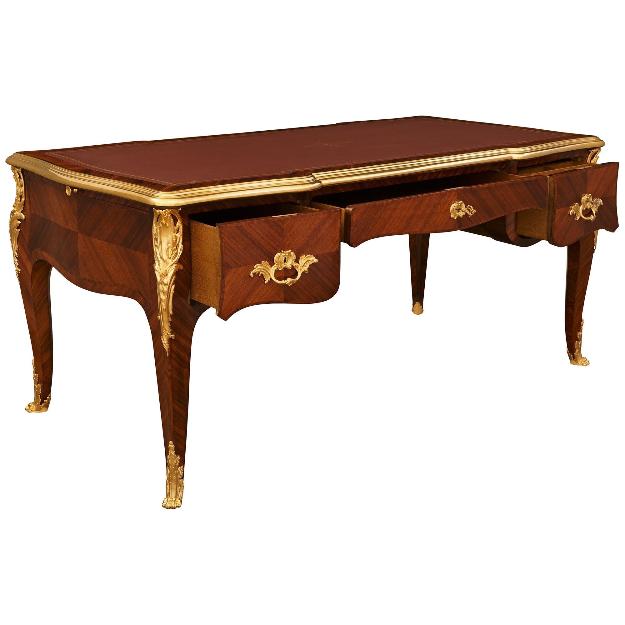 Escritorio francés del siglo XIX de madera de tulipán y ormolu de estilo Luis XV en Bueno estado para la venta en West Palm Beach, FL