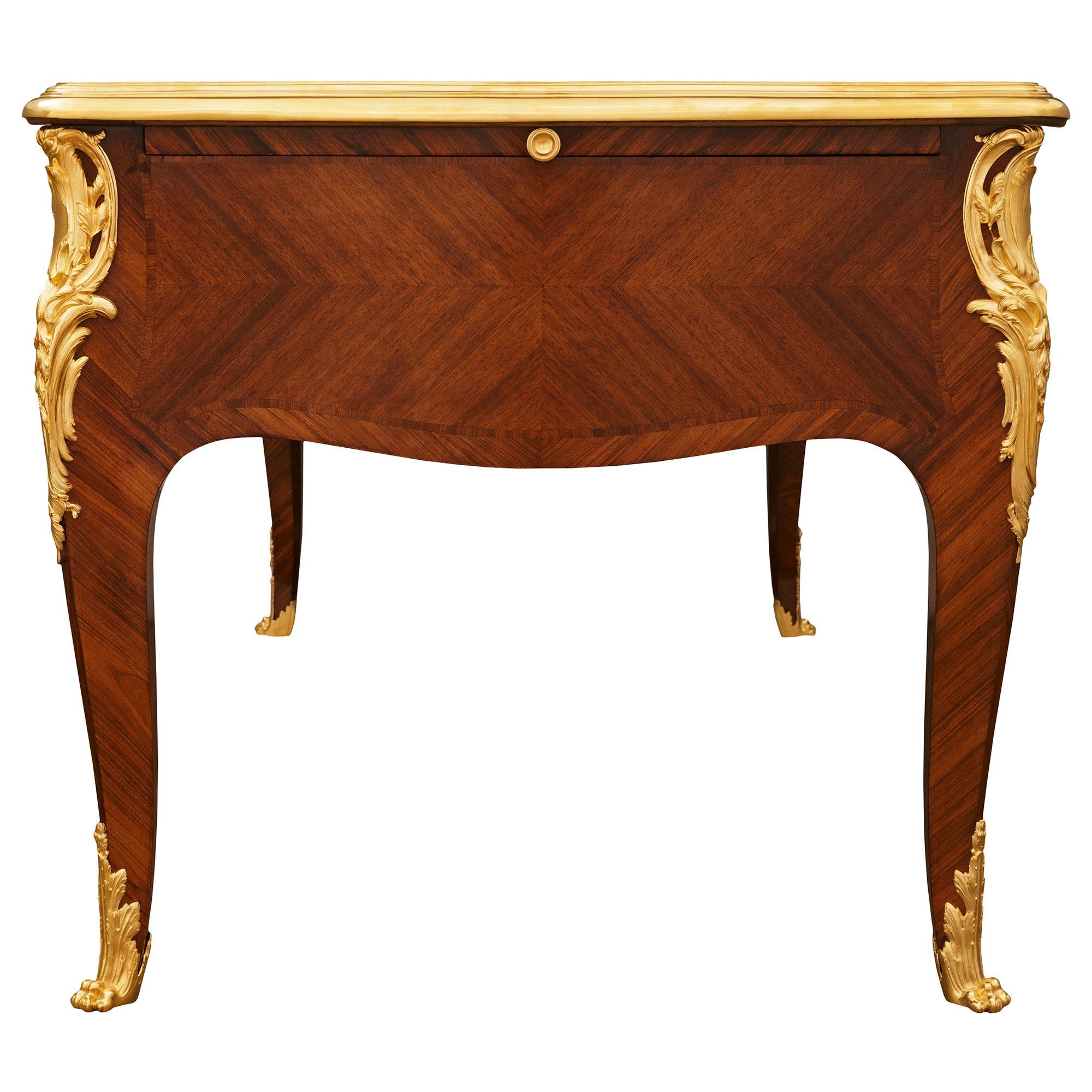 Escritorio francés del siglo XIX de madera de tulipán y ormolu de estilo Luis XV Ormolú en venta