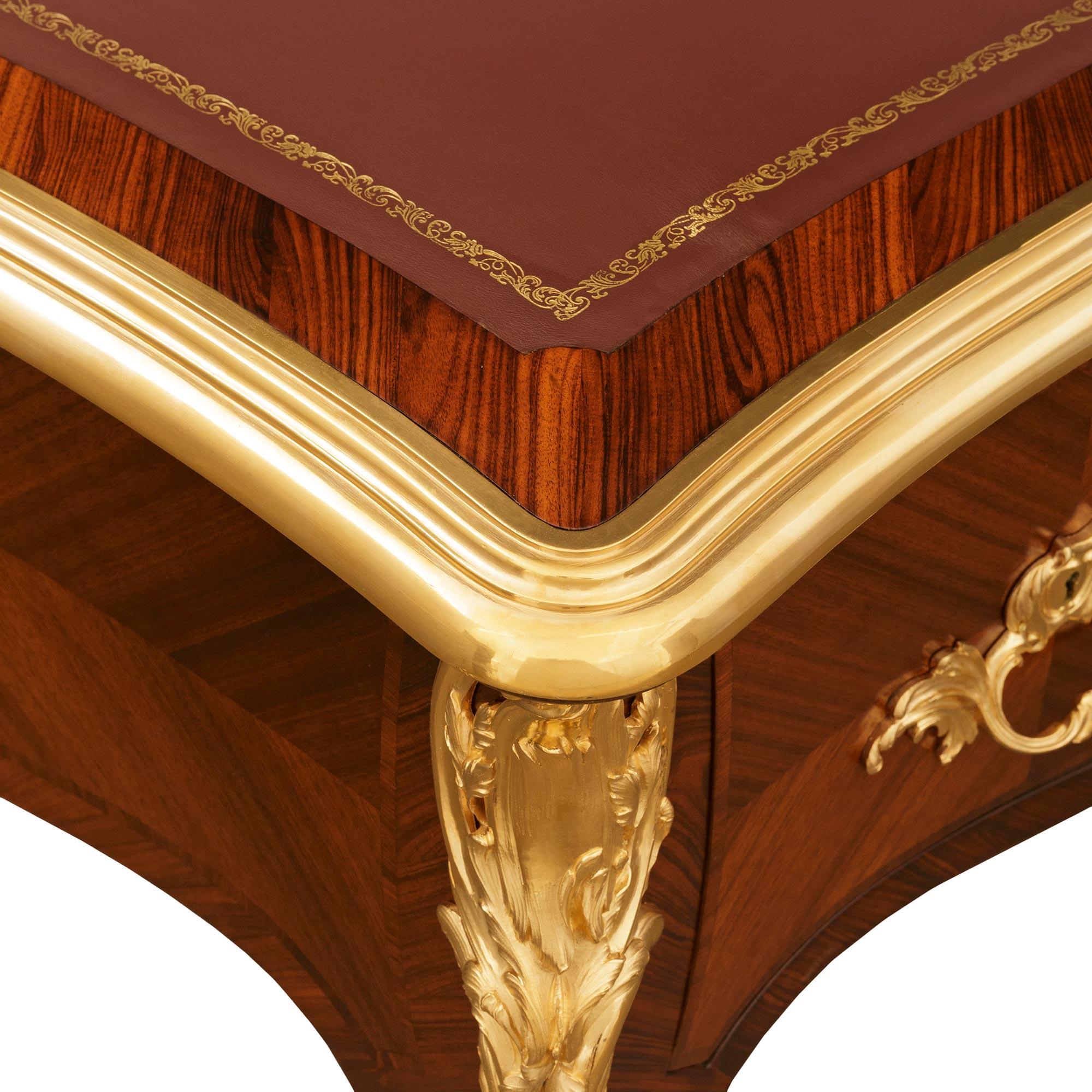 Escritorio francés del siglo XIX de madera de tulipán y ormolu de estilo Luis XV en venta 1
