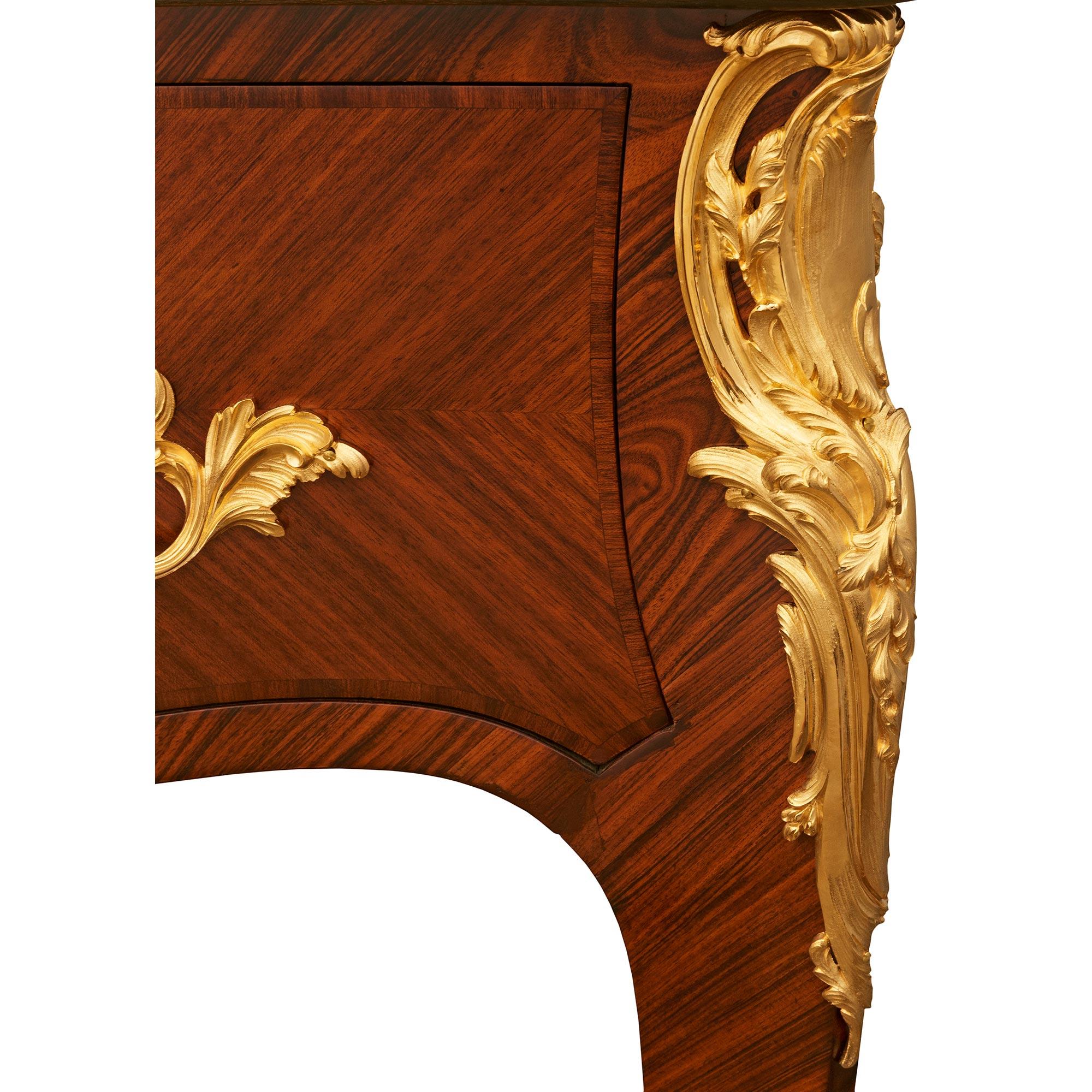 Escritorio francés del siglo XIX de madera de tulipán y ormolu de estilo Luis XV en venta 2