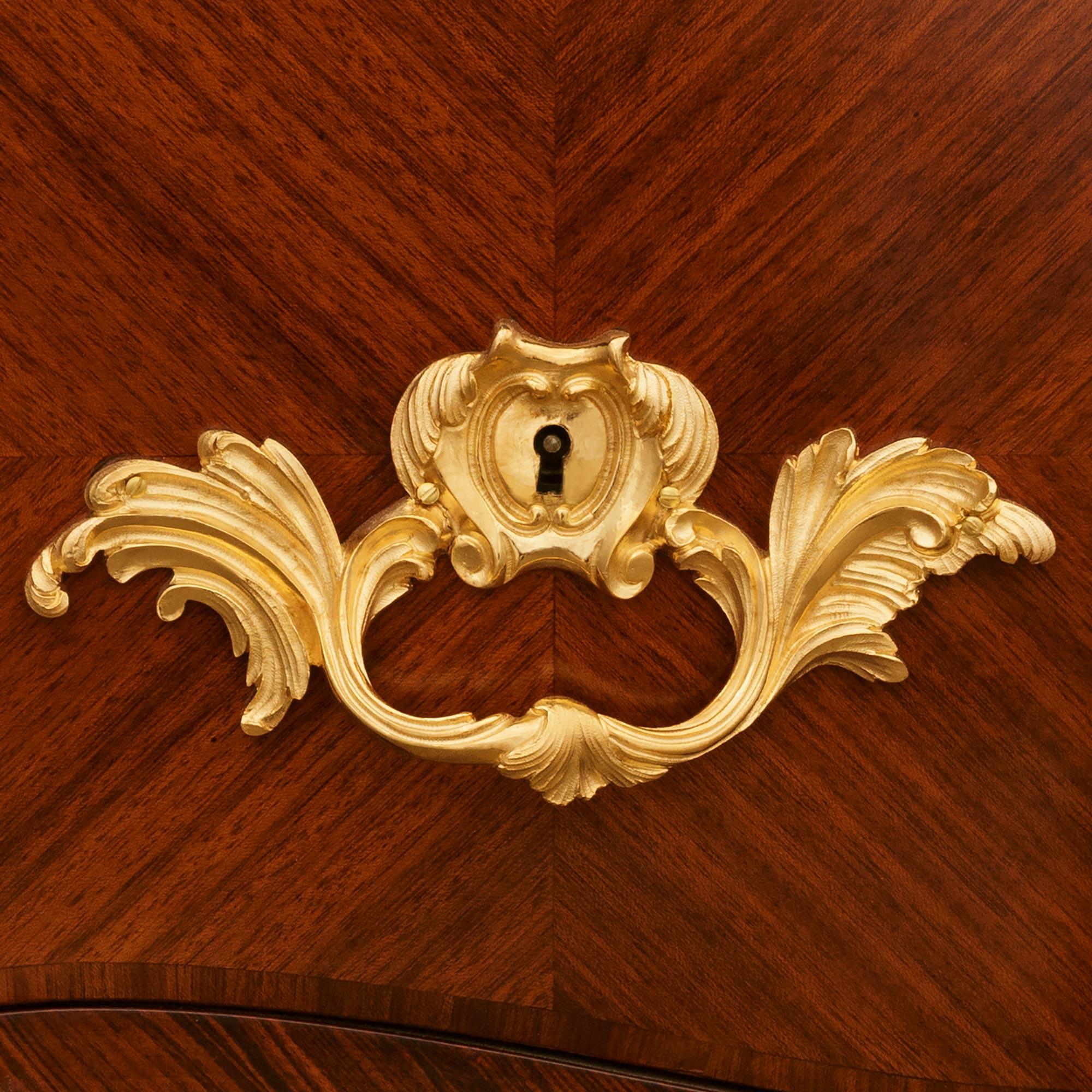 Escritorio francés del siglo XIX de madera de tulipán y ormolu de estilo Luis XV en venta 3