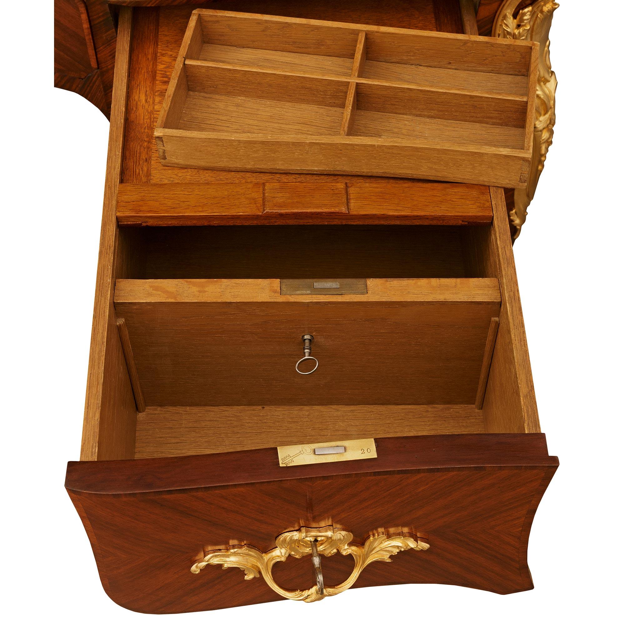 Escritorio francés del siglo XIX de madera de tulipán y ormolu de estilo Luis XV en venta 4