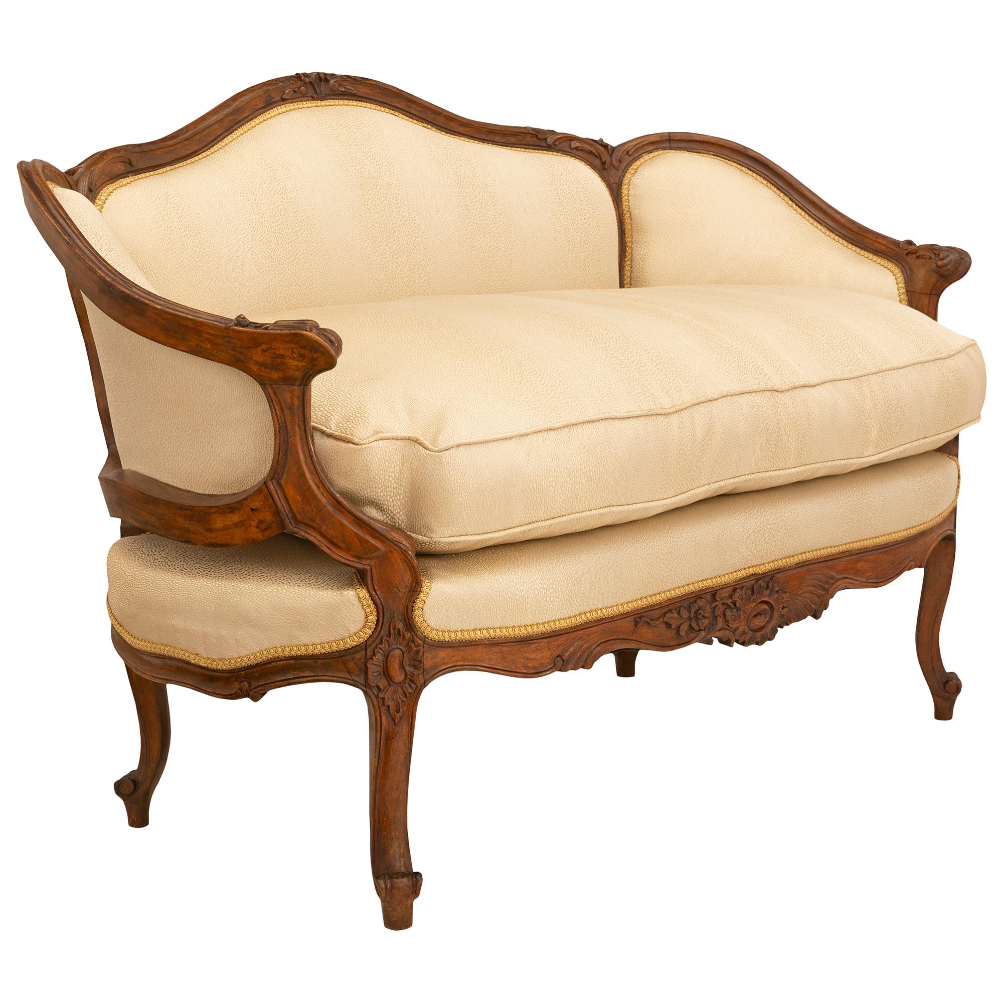 A French 19th century Louis XV st. walnut settee In Good Condition For Sale In West Palm Beach, FL