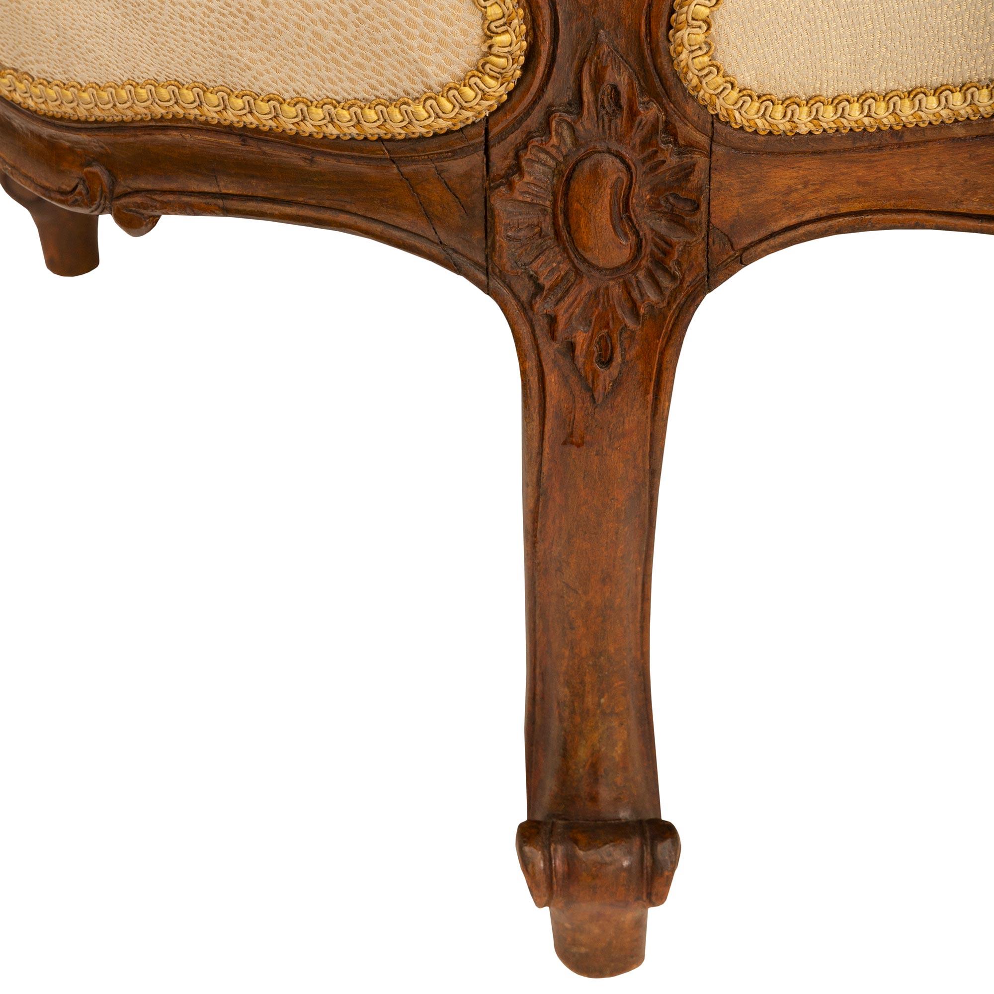 A French 19th century Louis XV st. walnut settee For Sale 3