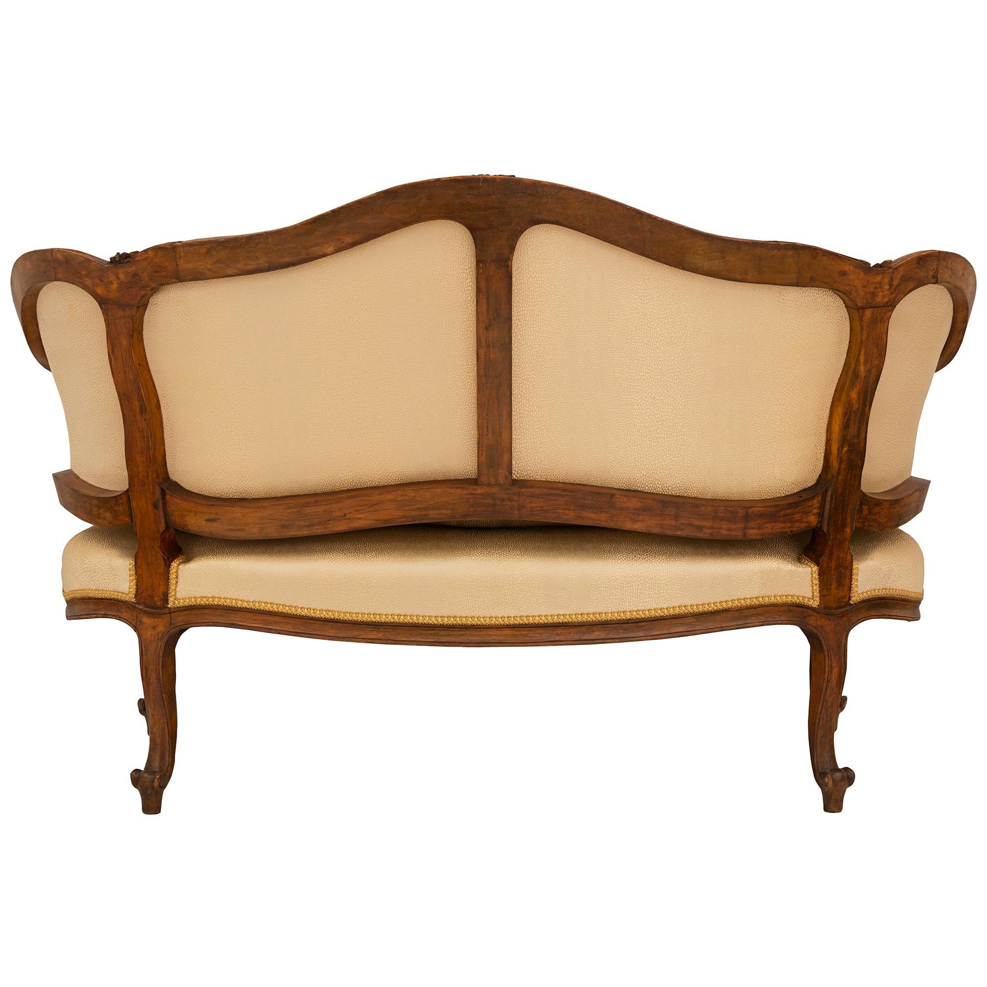 A French 19th century Louis XV st. walnut settee For Sale 4