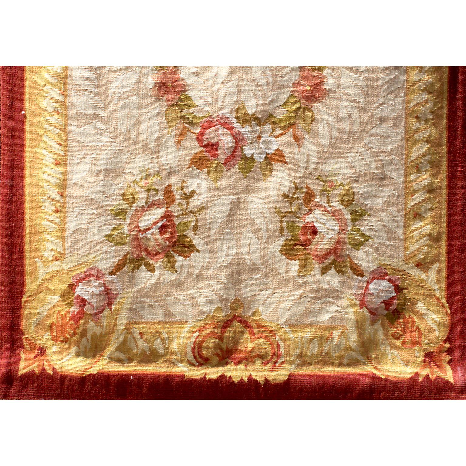 Panneau de tapisserie d'Aubusson de style Louis XV du XIXe siècle avec bouquets de roses en vente 1