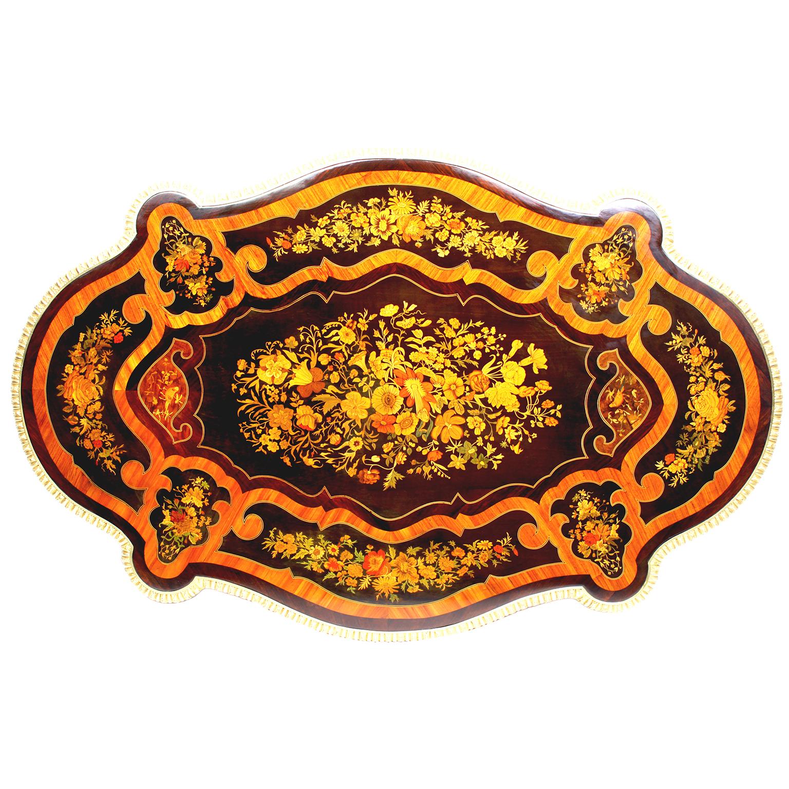 Mesa de centro francesa del siglo XIX estilo Luis XV con marquetería montada en bronce dorado Dorado en venta
