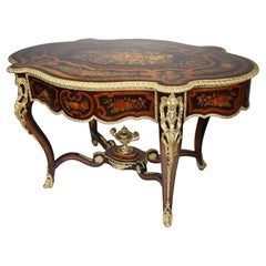 Table centrale de style Louis XV du 19ème siècle montée en marqueterie de bronze doré