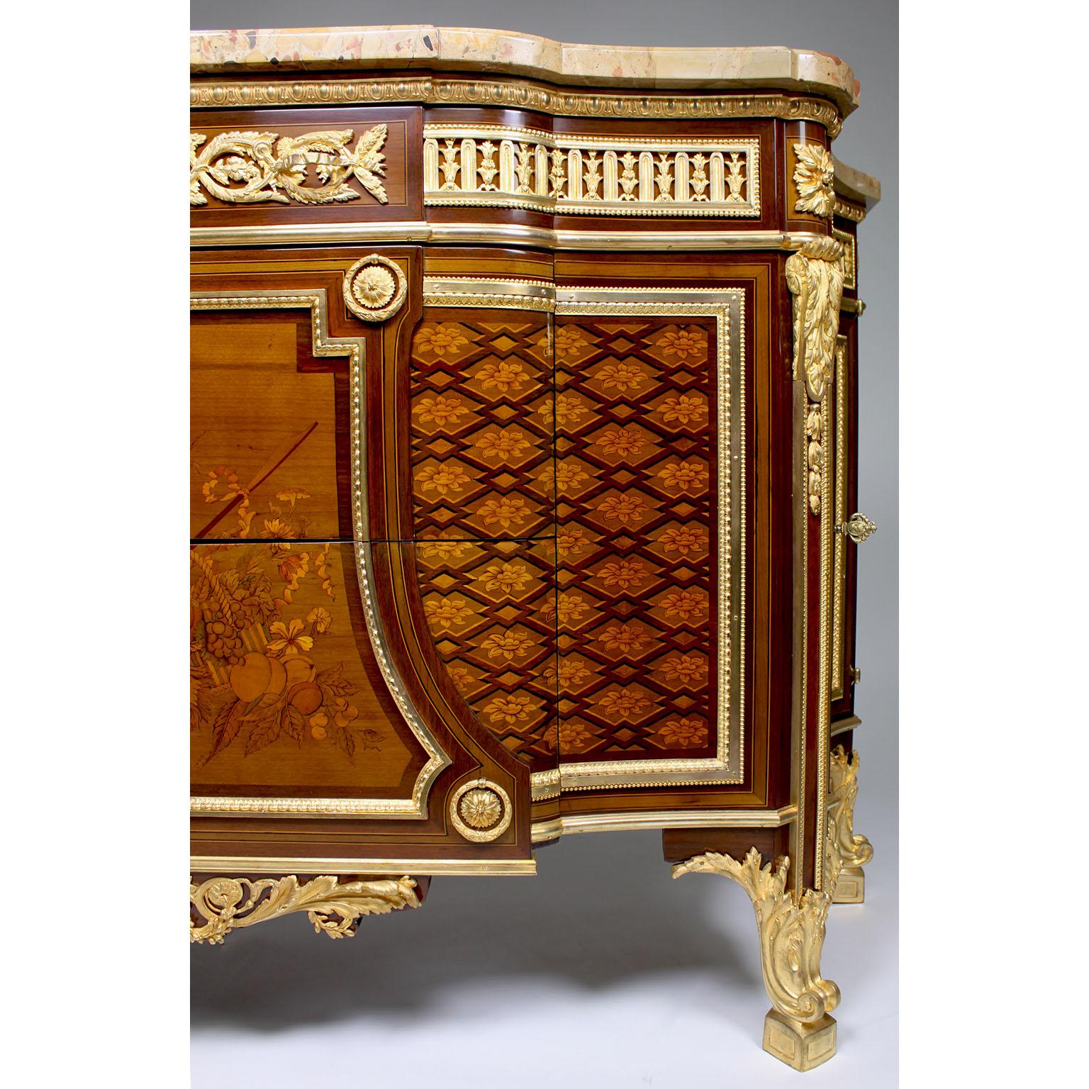 Französisch 19. Jahrhundert Louis XV-XVI Ormolu montiert Marqueterie Kommode Marmorplatte im Zustand „Gut“ im Angebot in Los Angeles, CA