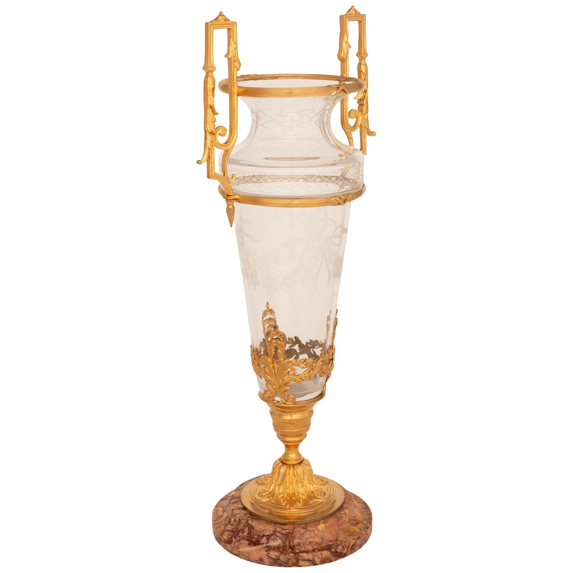 Francese Vaso francese del XIX secolo Luigi XVI st Belle Époque in vetro acidato con ormolatura in vendita