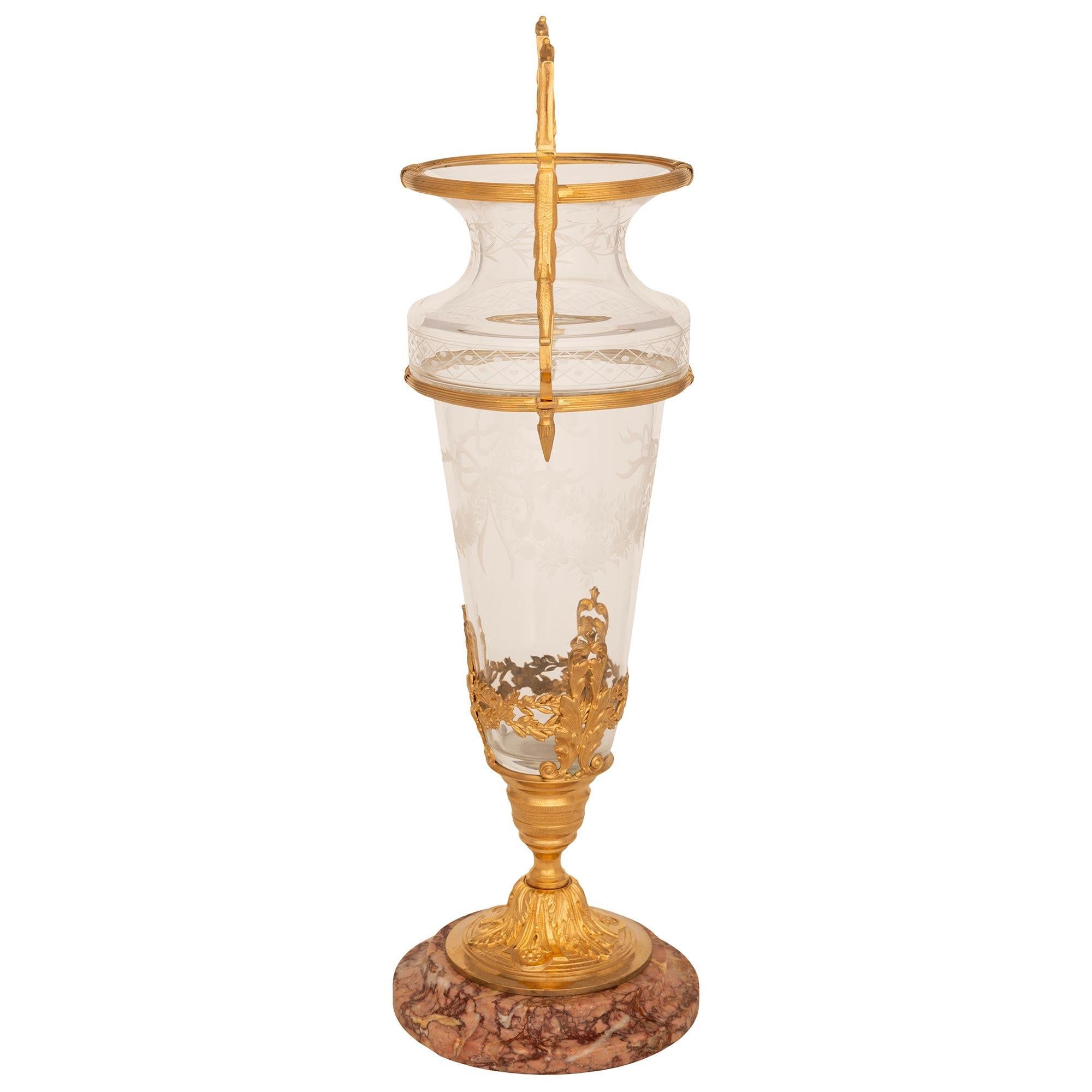 Realizzato con acquaforte Vaso francese del XIX secolo Luigi XVI st Belle Époque in vetro acidato con ormolatura in vendita