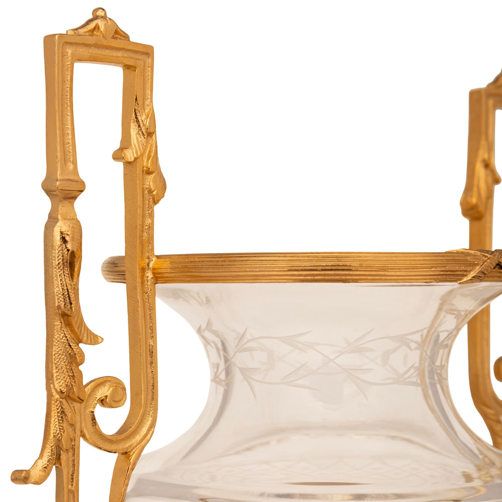 Vaso francese del XIX secolo Luigi XVI st Belle Époque in vetro acidato con ormolatura In condizioni buone in vendita a West Palm Beach, FL