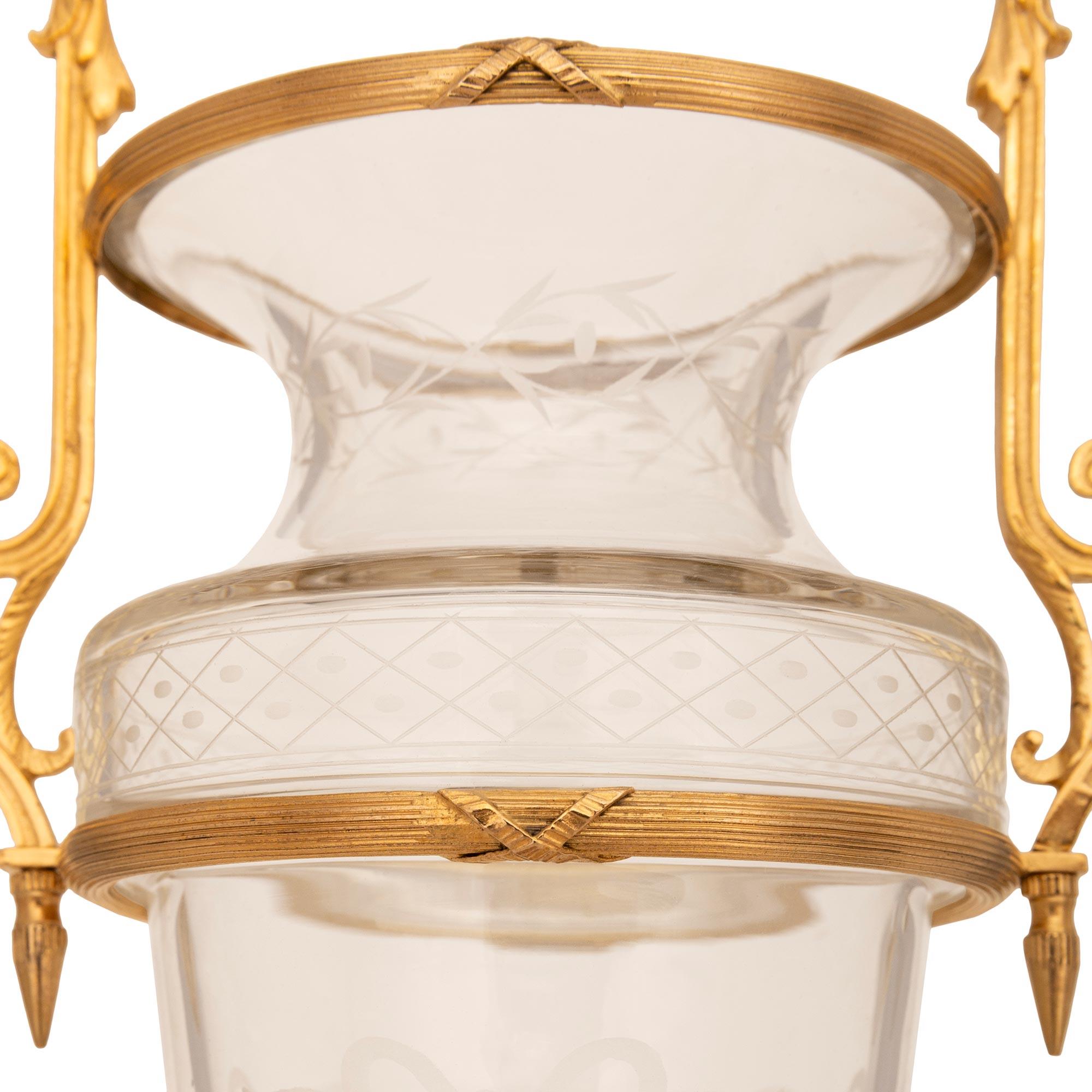 Vetro Vaso francese del XIX secolo Luigi XVI st Belle Époque in vetro acidato con ormolatura in vendita
