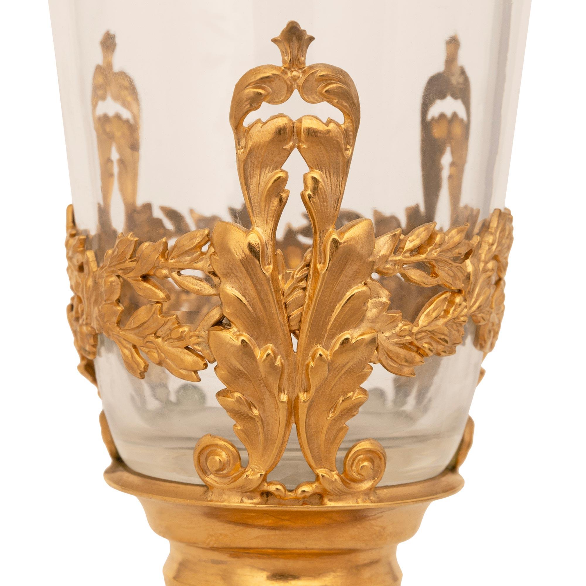 Vaso francese del XIX secolo Luigi XVI st Belle Époque in vetro acidato con ormolatura in vendita 1