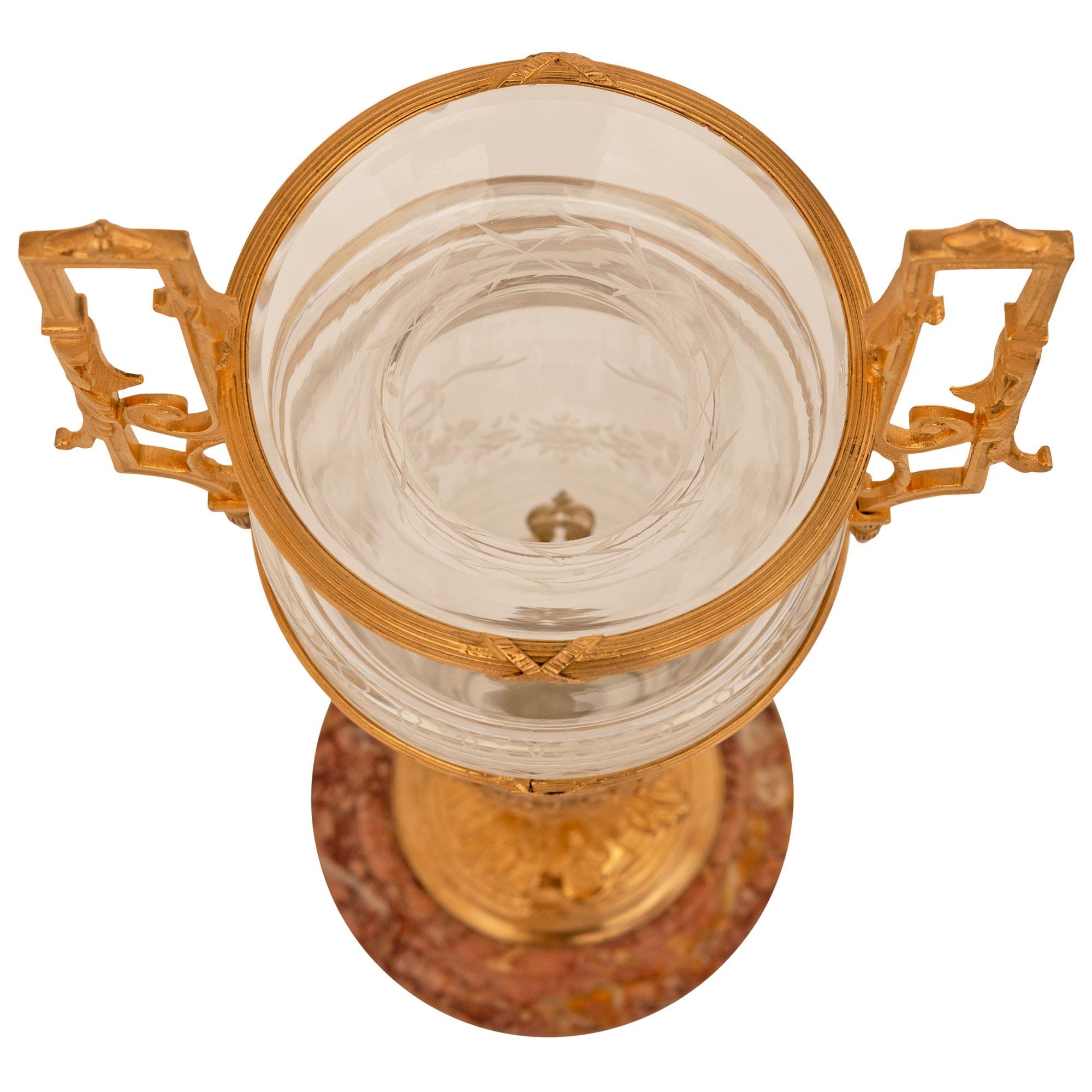 Vaso francese del XIX secolo Luigi XVI st Belle Époque in vetro acidato con ormolatura in vendita 3