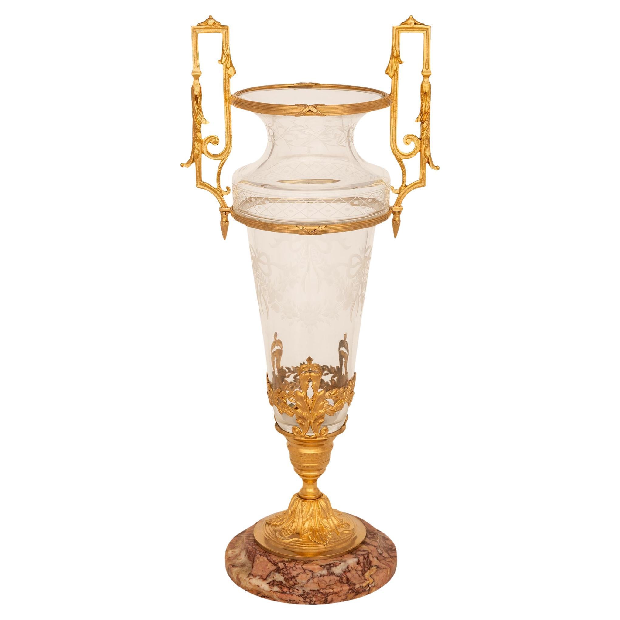 Vaso francese del XIX secolo Luigi XVI st Belle Époque in vetro acidato con ormolatura