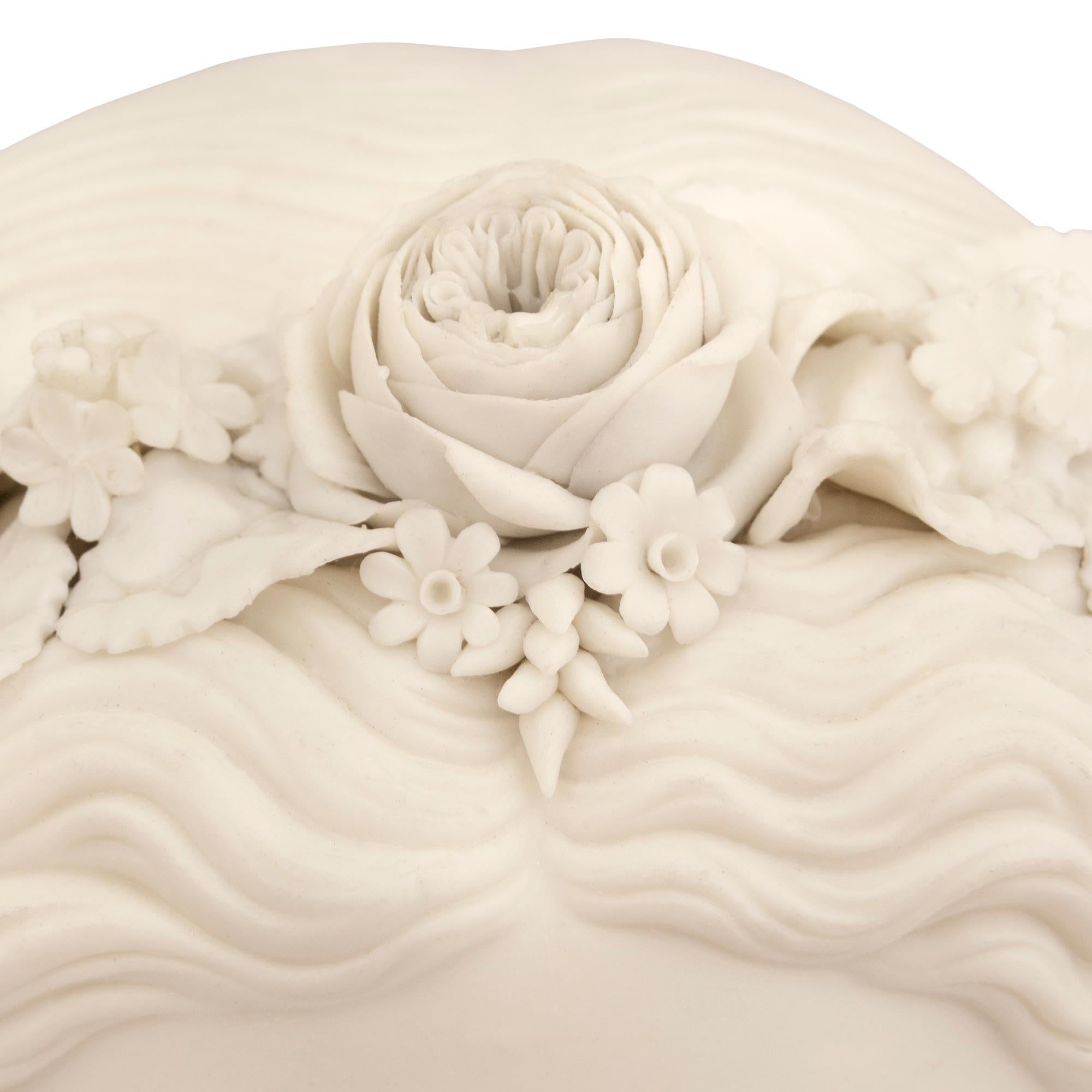 Buste en biscuit de porcelaine Louis XVI du 19ème siècle en vente 1