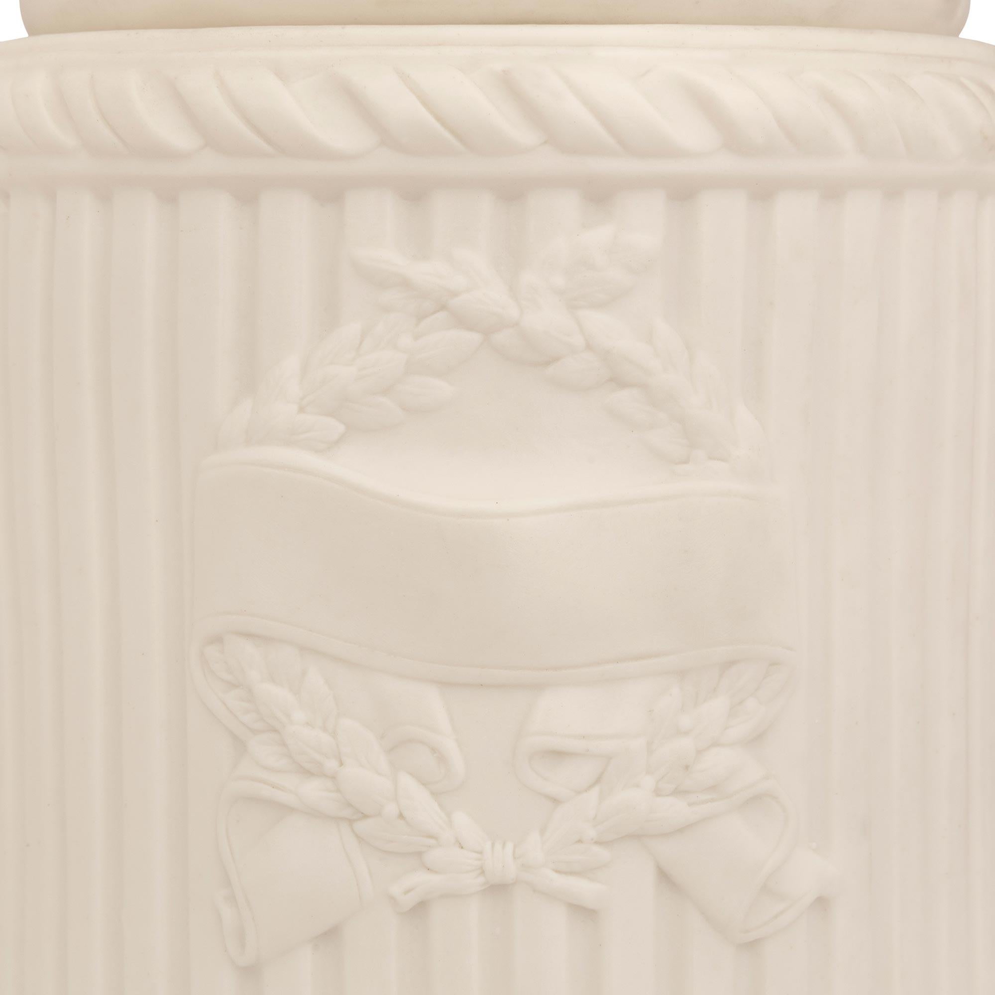 Buste en biscuit de porcelaine Louis XVI du 19ème siècle en vente 2