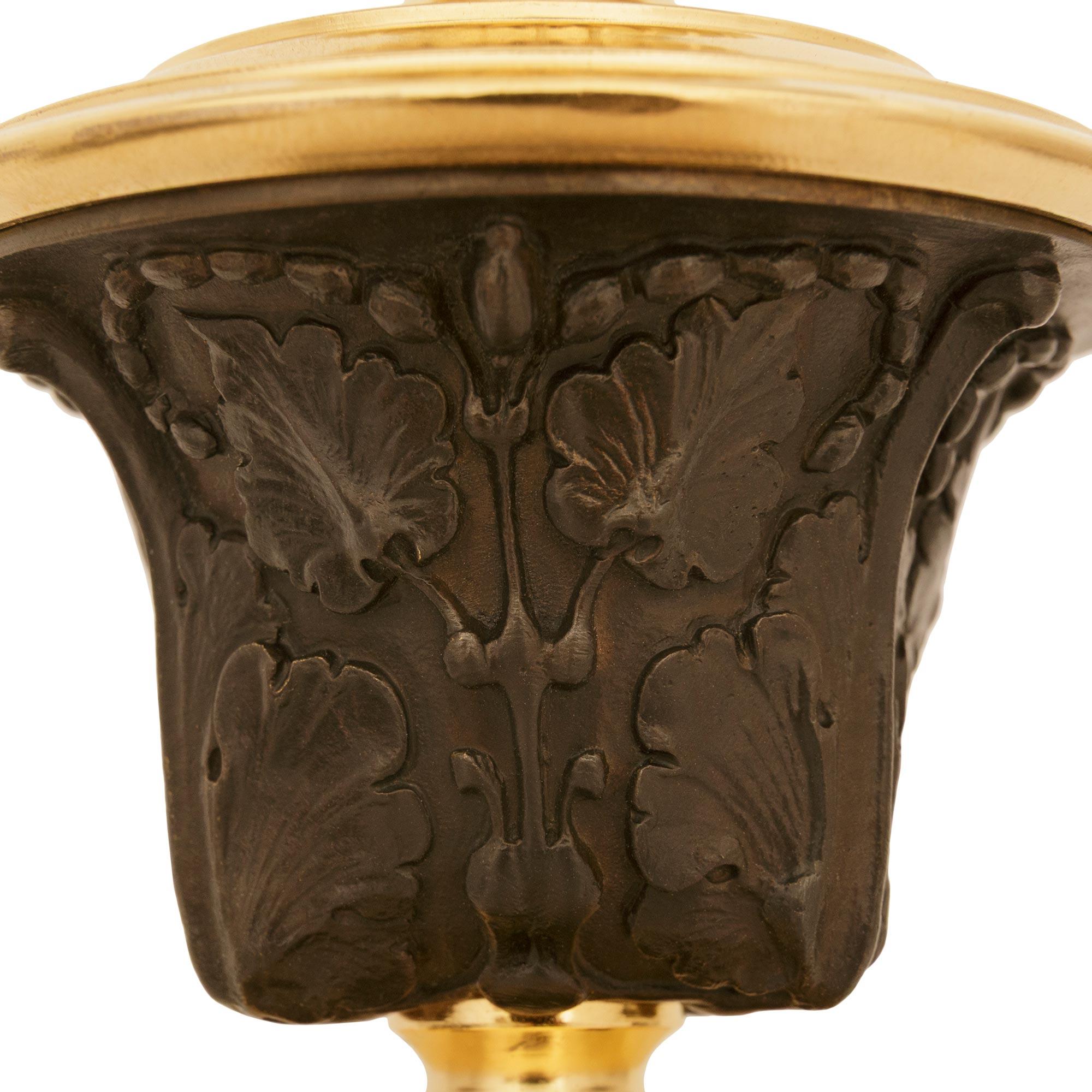 Patinato Vaso francese del XIX secolo in bronzo, Ormolu e cristallo Baccarat di St. Louis Crystal in vendita