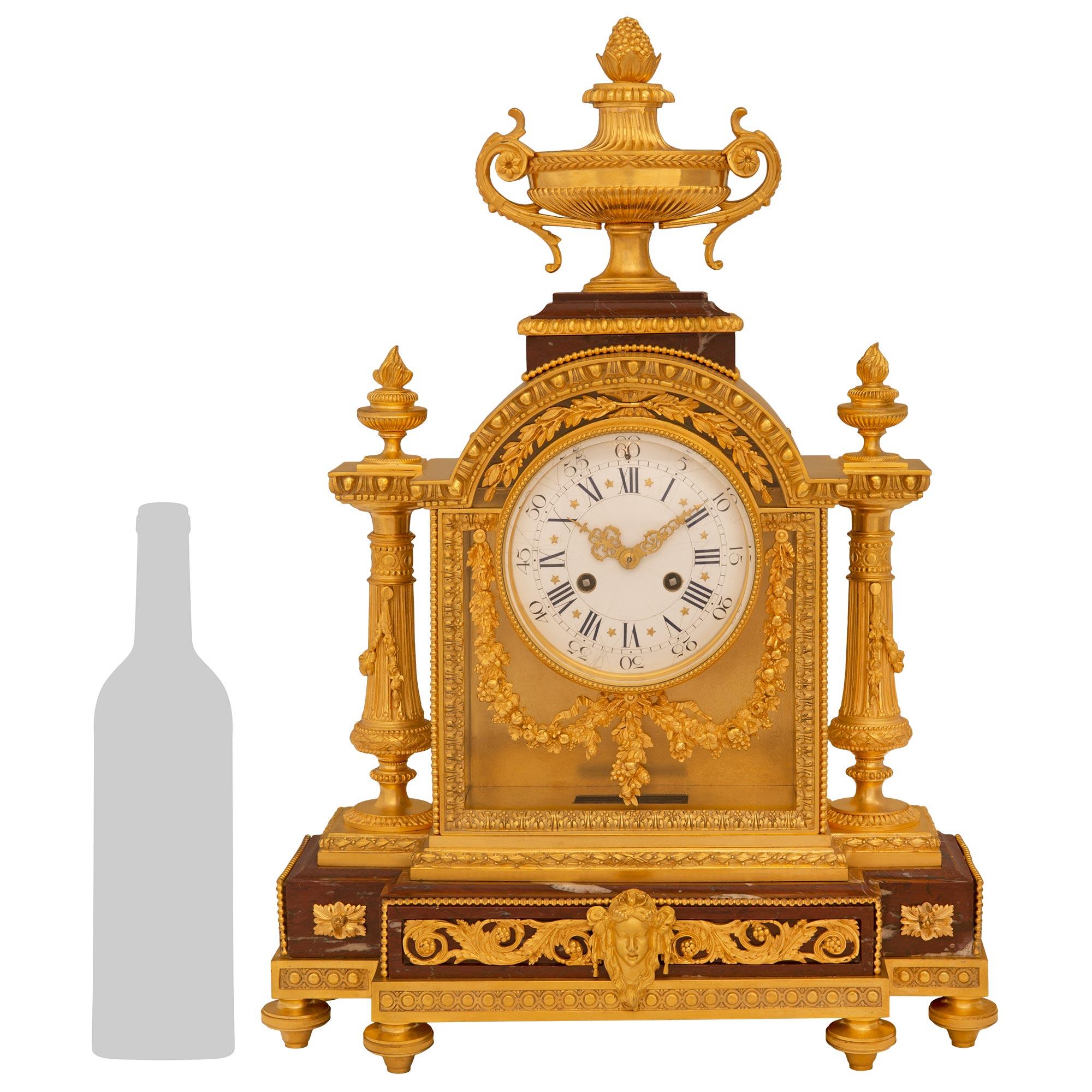 








Une très élégante pendule française du 19ème siècle de style Louis XVI. Une très élégante pendule en marbre Rouge Griotte et bronze doré, signée Le Merle Charpentier Bronzier, Paris Rue Charlot. L'horloge est soutenue par six sabots en