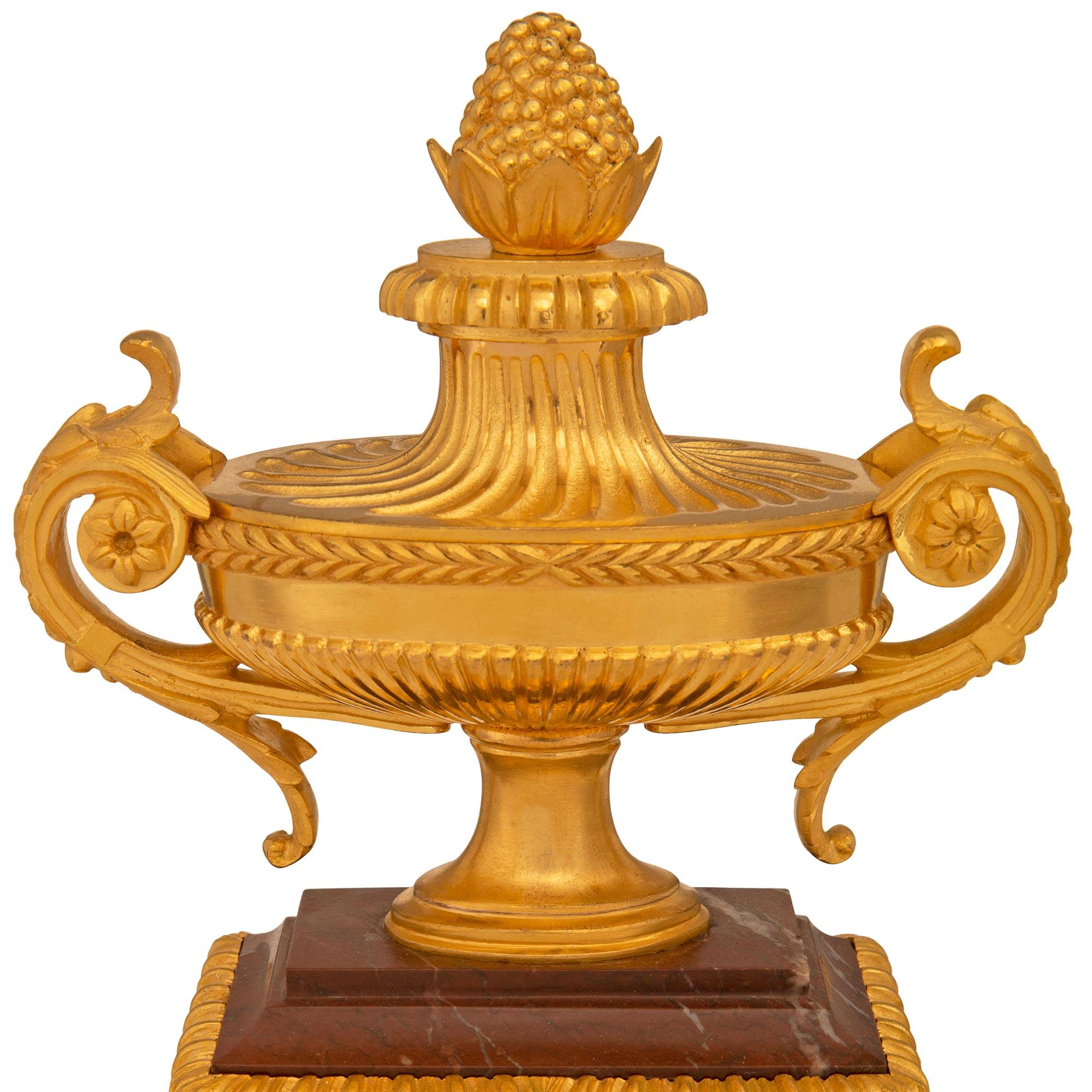 Bronze doré Pendule de style Louis XVI signée Le Merle Charpentier Bronzier, XIXème siècle.  en vente