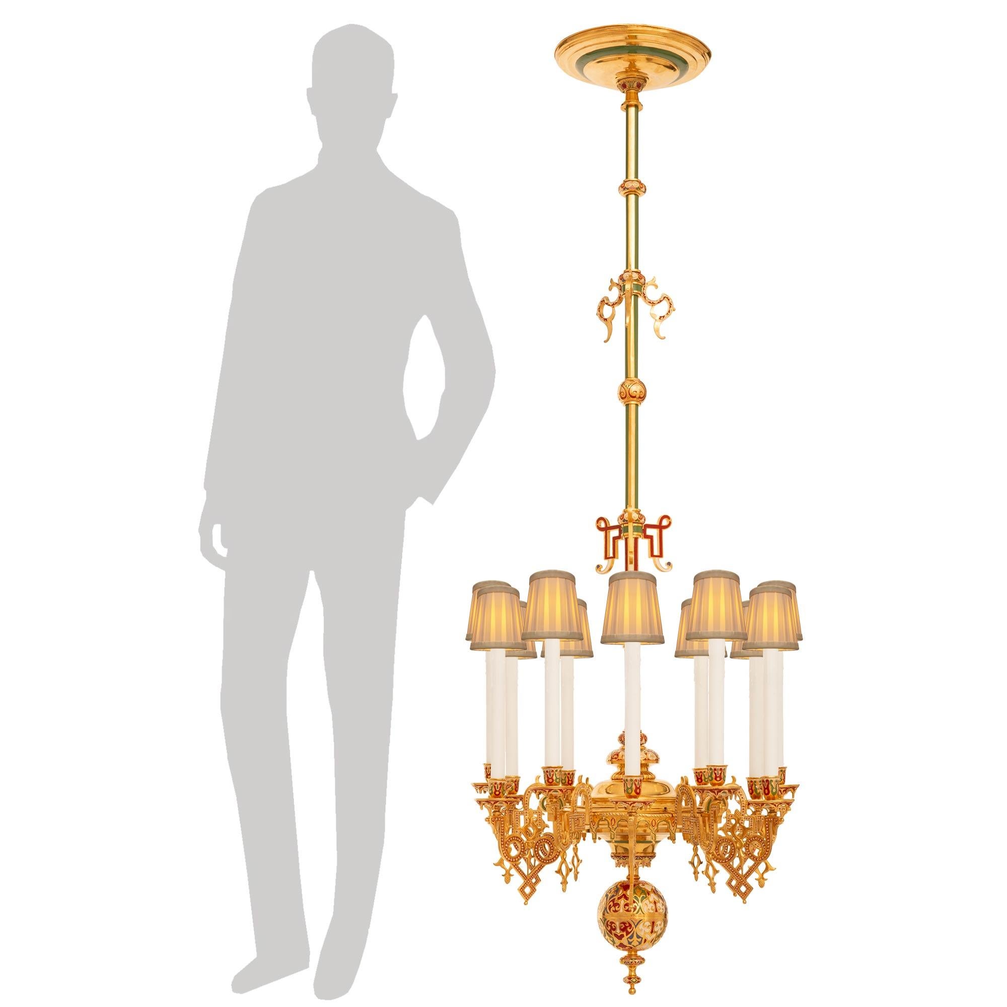 Uno splendido e impressionante lampadario francese del XIX secolo in bronzo smaltato e Ormolu Champlevé. Questo splendido lampadario a dodici luci è centrato da un terminale inferiore a forma di topie in Ormolu e Bronzo smaltato sotto una base