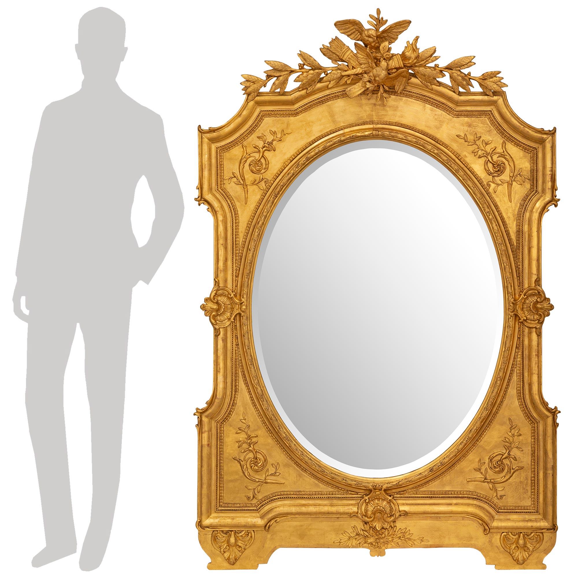 







Un très élégant miroir en bois doré de style Louis XVI du 19e siècle, de forme unique. Le miroir ovale biseauté d'origine est entouré d'une bordure tachetée de laurier et d'une garniture extérieure de Cœur de Rai. Les quatre coins sont ornés