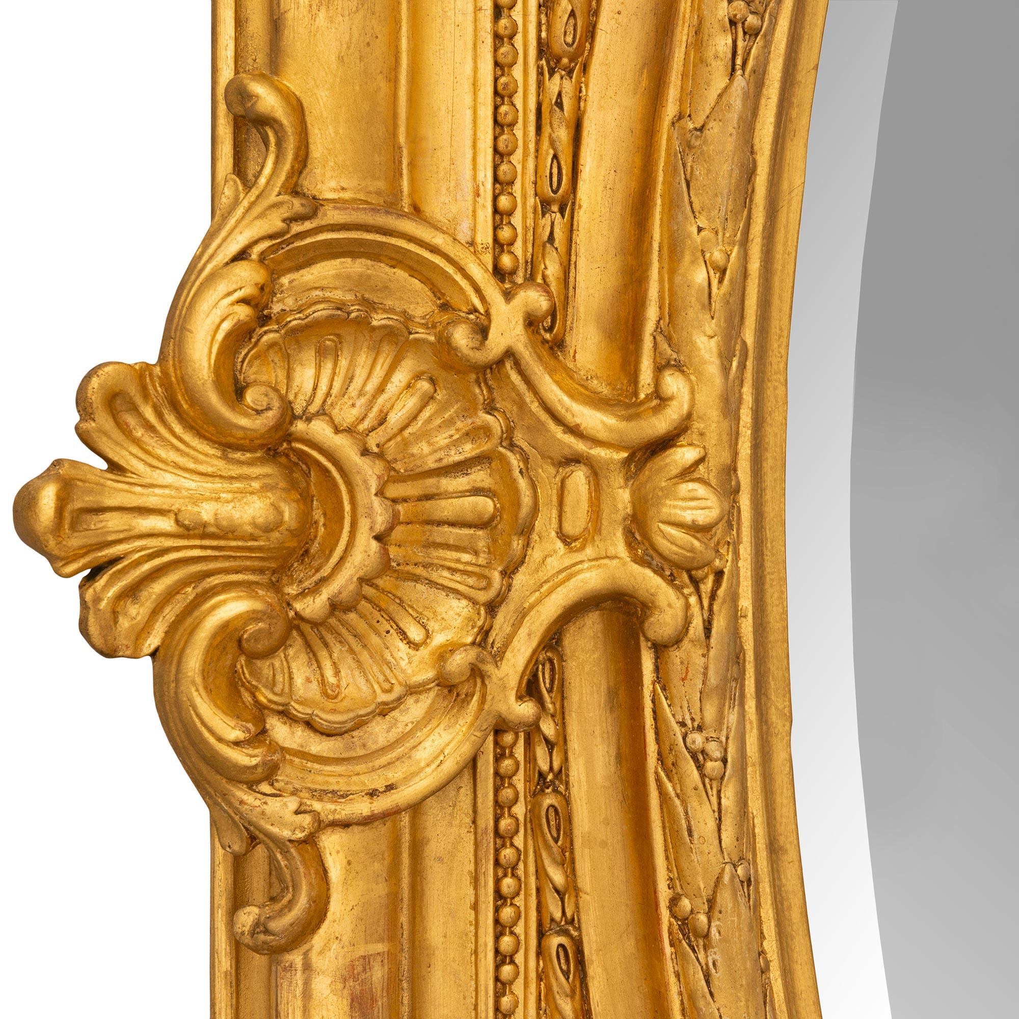 Miroir en bois doré de style Louis XVI du XIXe siècle en vente 3