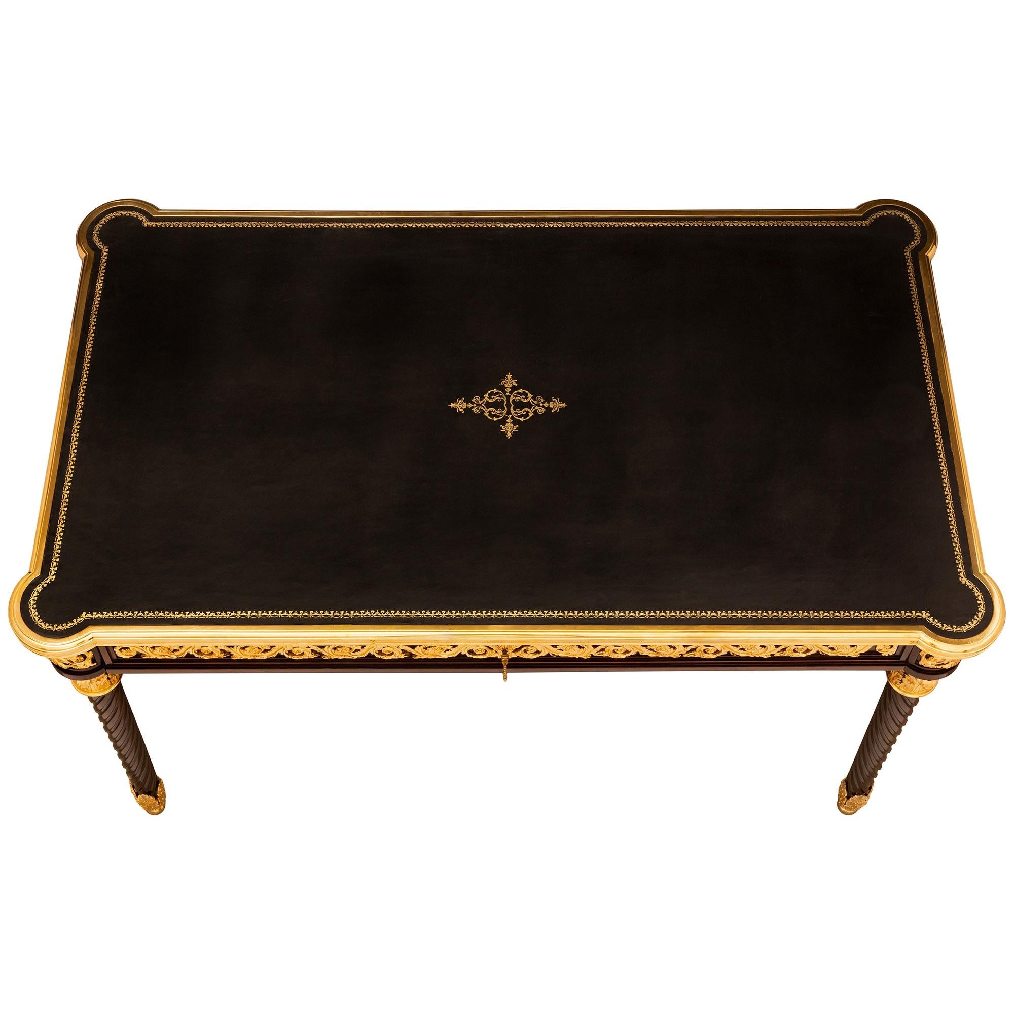 Scrivania francese del XIX secolo in mogano Luigi XVI e ormolu in vendita 6