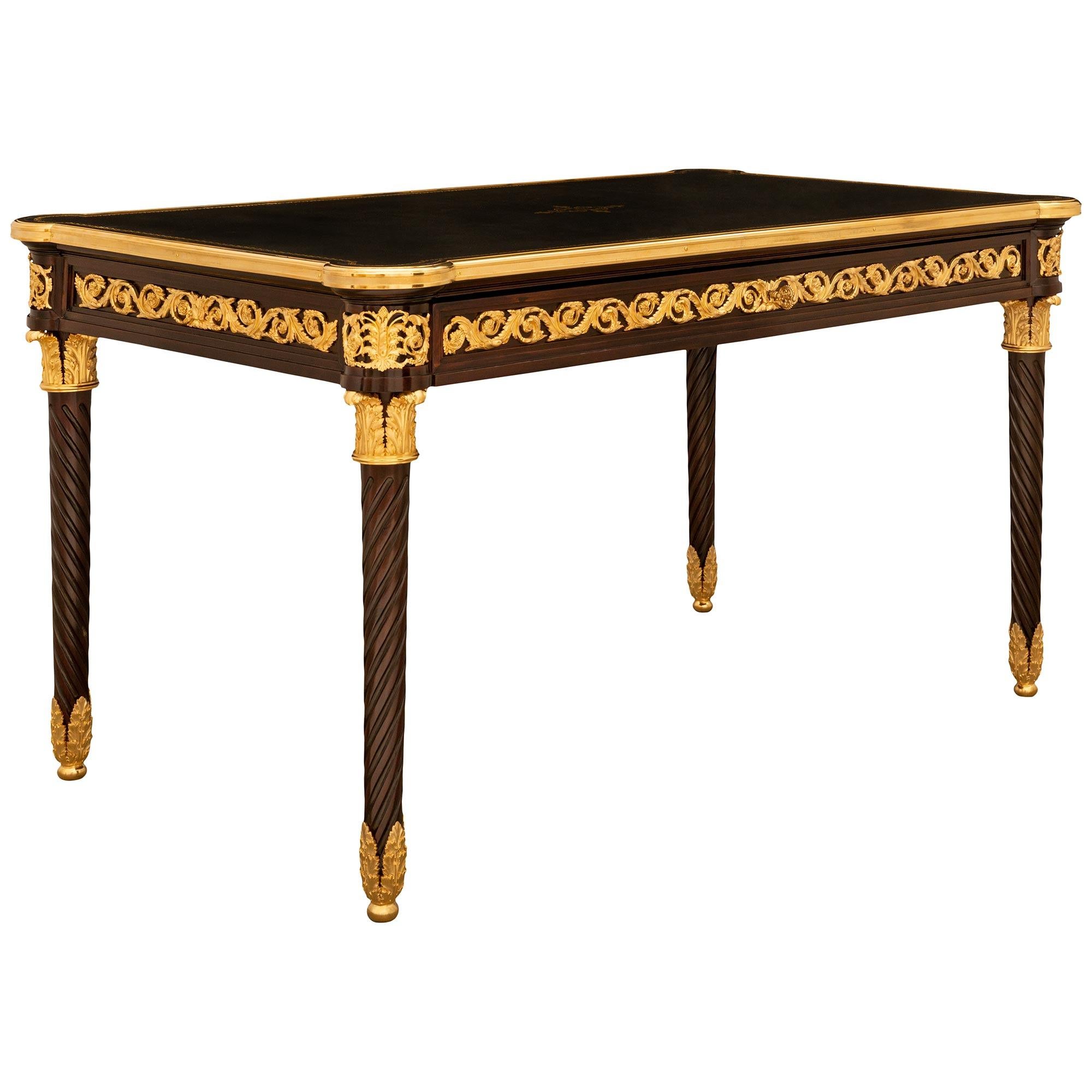 Francese Scrivania francese del XIX secolo in mogano Luigi XVI e ormolu in vendita